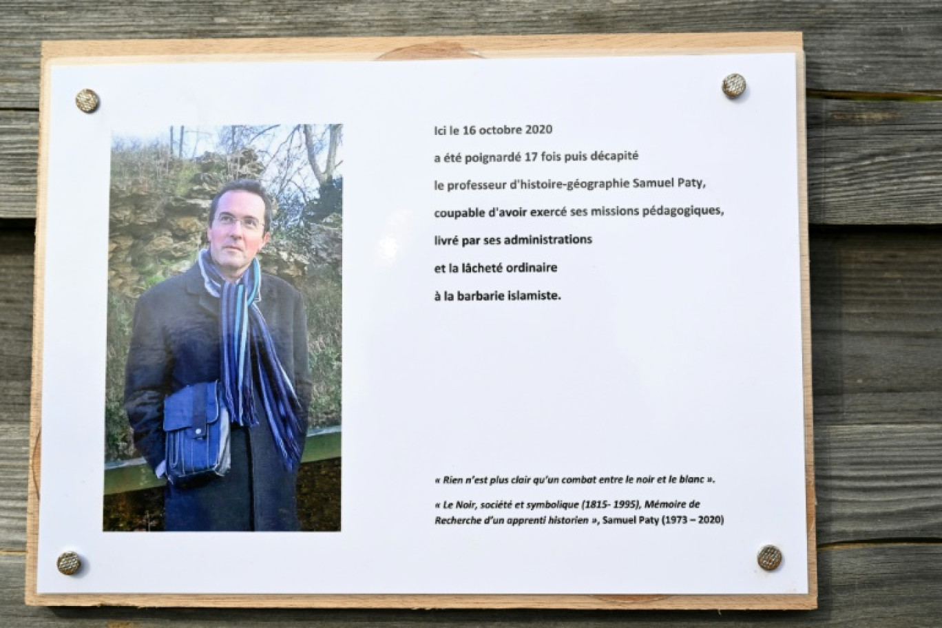 Une plaque commémorative au nom de Samuel Paty, prise le 16 octobre 2023 près du collège du Bois d'Aulne à Conflans-Sainte-Honorine où enseignait ce professeur d'histoire-géographie assassiné en octobre 2020 par un jeune islamiste radicalisé © Bertrand GUAY