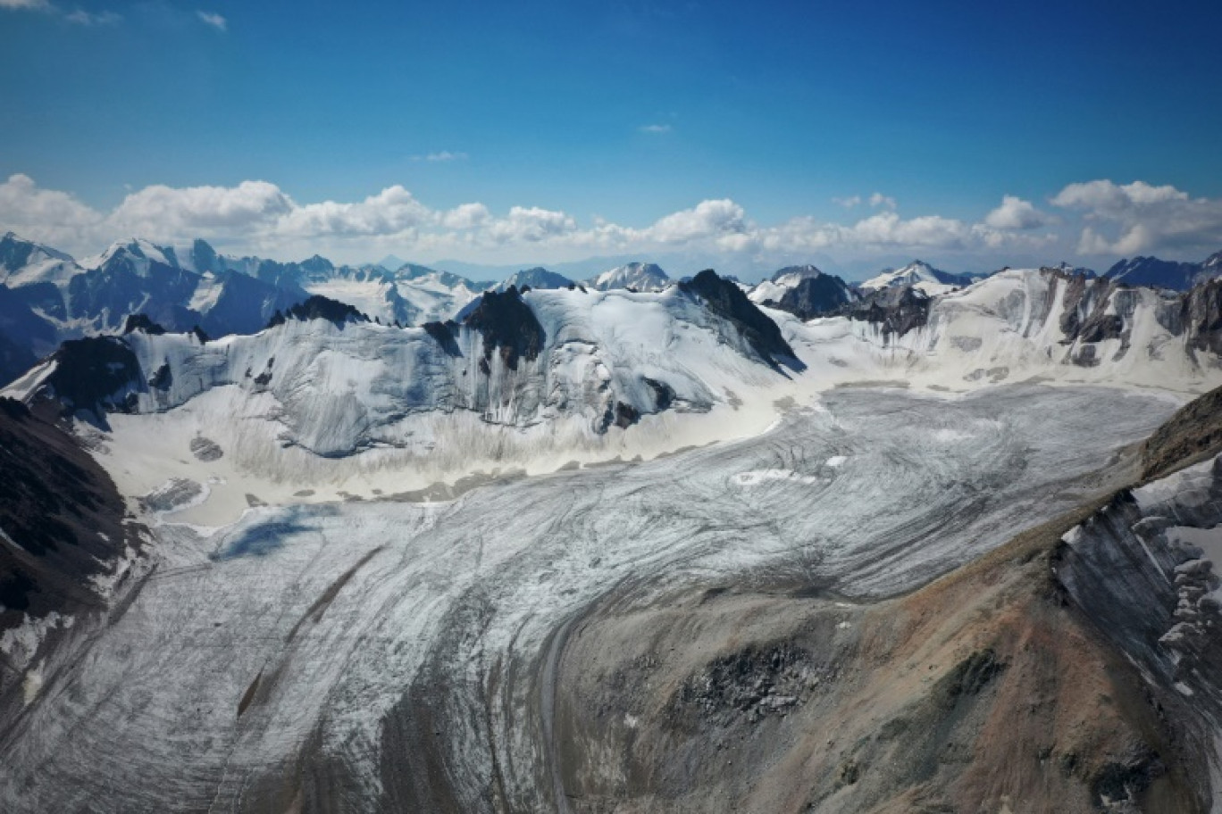 Vue générale du glacier Adygene dans la chaîne de montagnes Tian Shan, le 8 juillet 2024, au Kirghizstan © ARSENY MAMASHEV