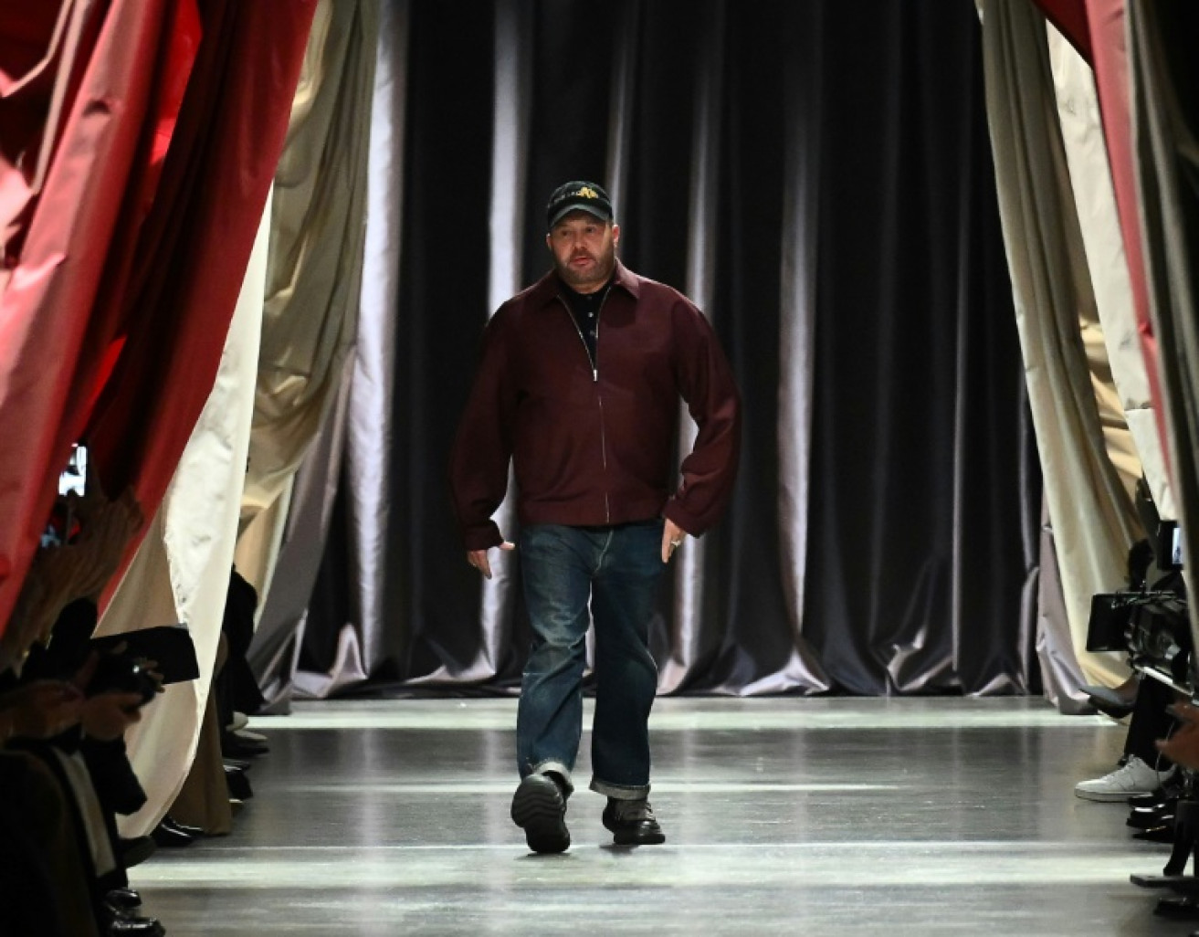 Le styliste britannique Kim Jones sur le podium à l'issue du défilé de la collection FendiWomenswear automne/hiver 2024-2025, lors de la Fashion Week de Milan, le 21 février 2024 © Marco BERTORELLO