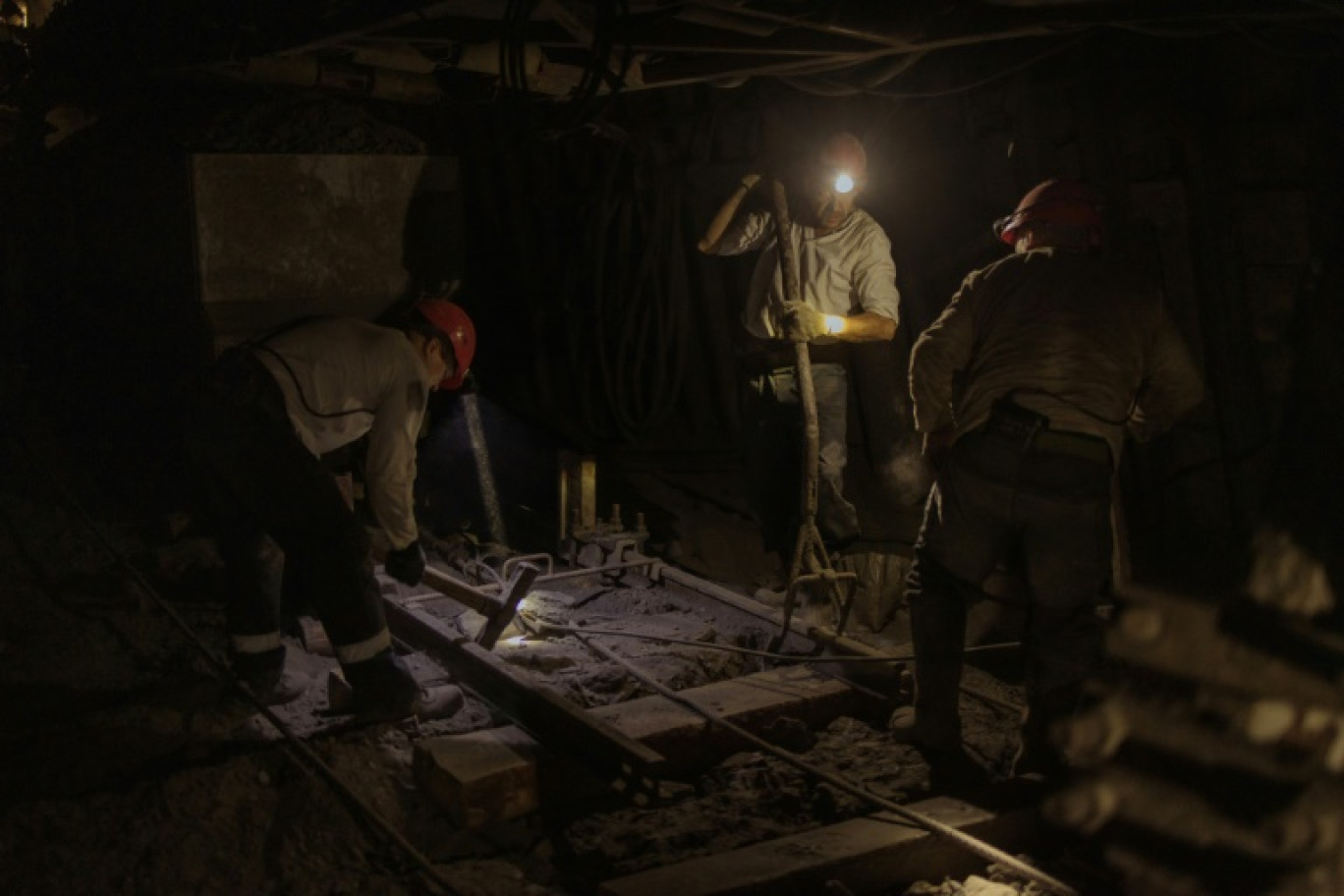 Des mineurs travaillent dans une mine de l'ouest du Donbass, en Ukraine, le 11 octobre 2024 © Roman PILIPEY