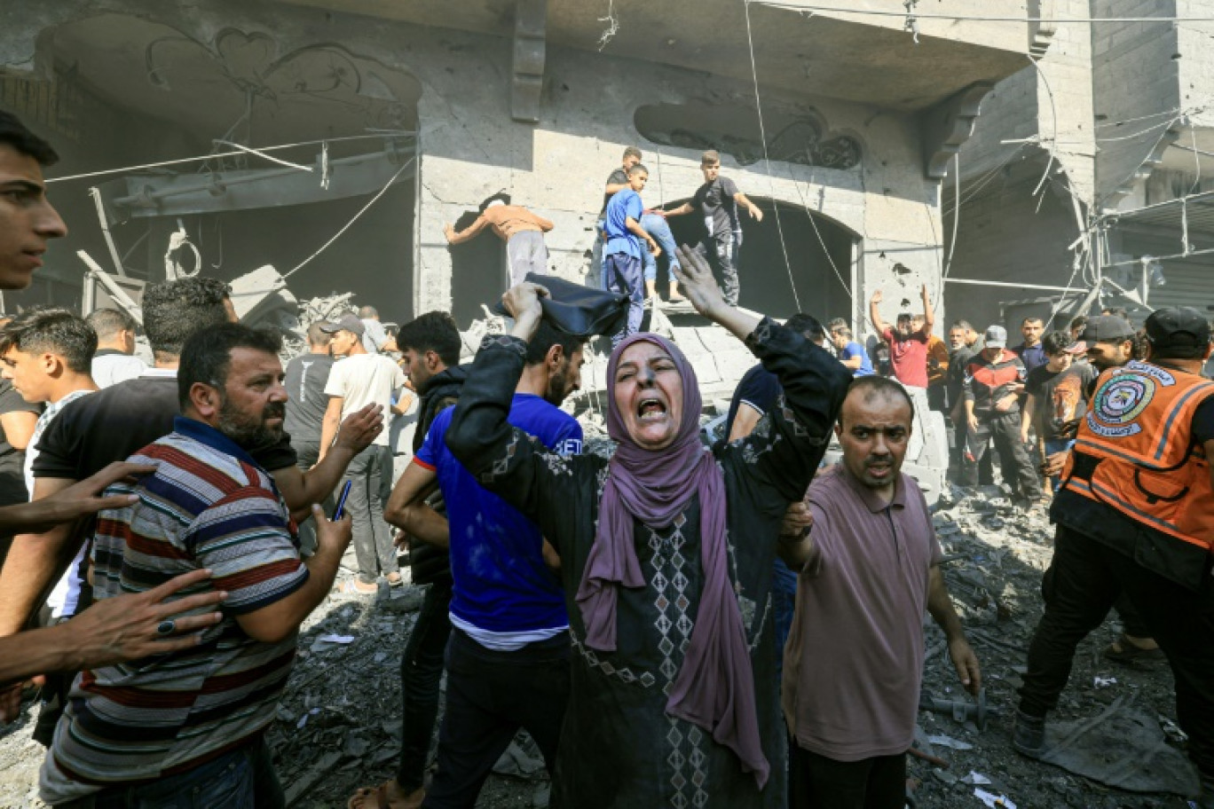 Cliché du photographe gazaoui de l'AFP Mahmud Hams qui a remporté samedi à Bayeux le premier prix (catégorie photo) montrant une femme qui crie sa peine pendant les recherches de victimes dans les décombres à Khan Younès, dans le sud de la bande de Gaza, le 17 octobre 2024. © Mahmud HAMS