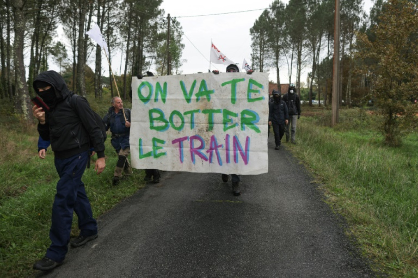 Des manifestants défilent lors d'un rassemblement pour protester contre la ligne à grande vitesse (LGV) Sud-Ouest, à Lerm-et-Musset (Gironde), le 12 octobre 2024 © Thibaud MORITZ