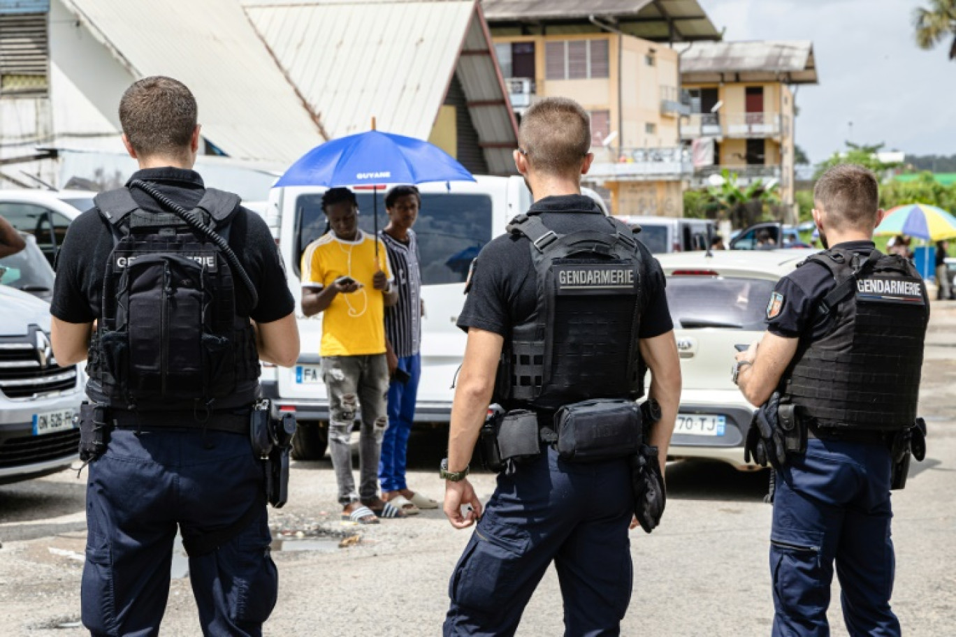 Des policiers montent la garde lors d'une opération de nettoyage décidée par les autorités suite au meurtre en plein jour d'un pharmacien à Saint-Laurent du Maroni, le 3 mai 2024 © jody amiet