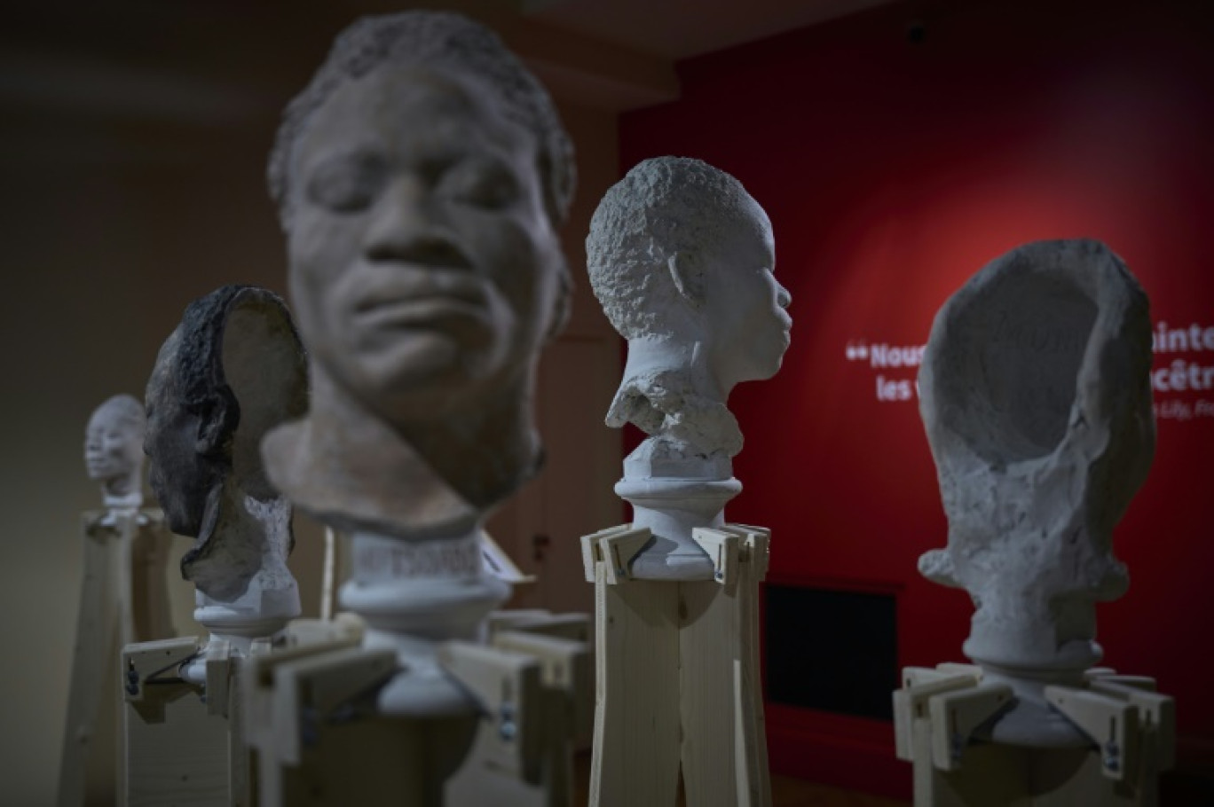 Des bustes d'anciens esclaves captifs du XIXe siècle exposés au château de Blois dans le cadre de l'exposition "Visages d'ancêtres", le 25 septembre 2024 dans le Loir-et-Cher © Guillaume SOUVANT