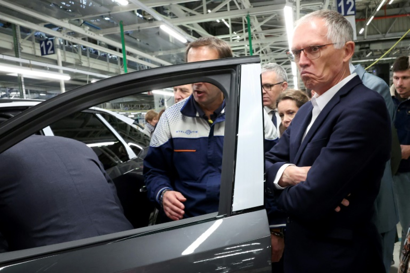 Le PDG de Stellantis, Carlos Tavares, visite une usine du groupe à Sochaux, en France, le 3 octobre 2024 © FREDERICK FLORIN