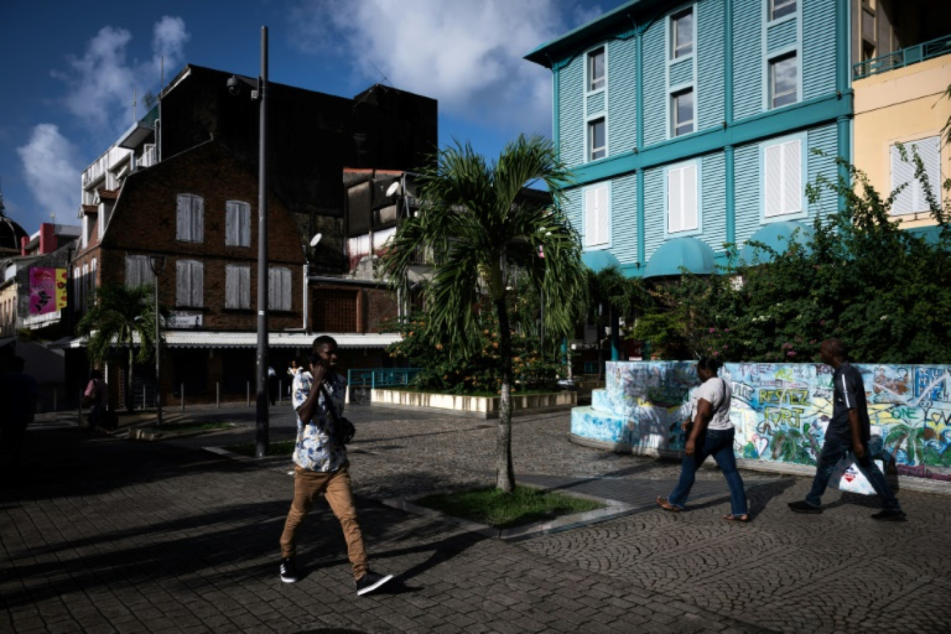 Des piétons dans une rue du centre-ville de Fort-de-France, en Martinique, le 14 octobre 2024 © PHILIPPE LOPEZ