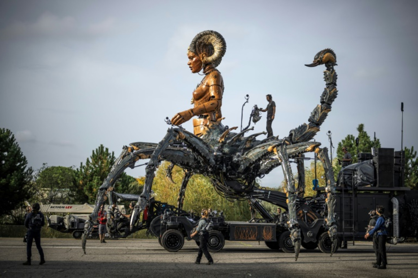 Lilith, mi-femme à cornes de bouc, mi-scorpion à pattes de crabe, construite pour l'édition 2024 du "Hellfest", festival de musique métal près de Nantes, le 15 octobre 2024 à Toulouse © Lionel BONAVENTURE