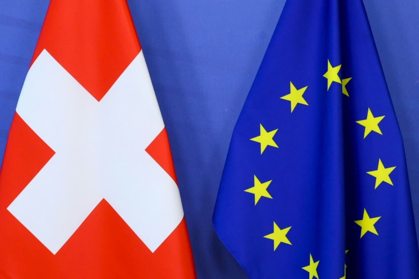 Les drapeaux suisse (à gauche) et de l'Union européenne à la Commission européenne à Bruxelles, le 23 avril 2021 © François WALSCHAERTS