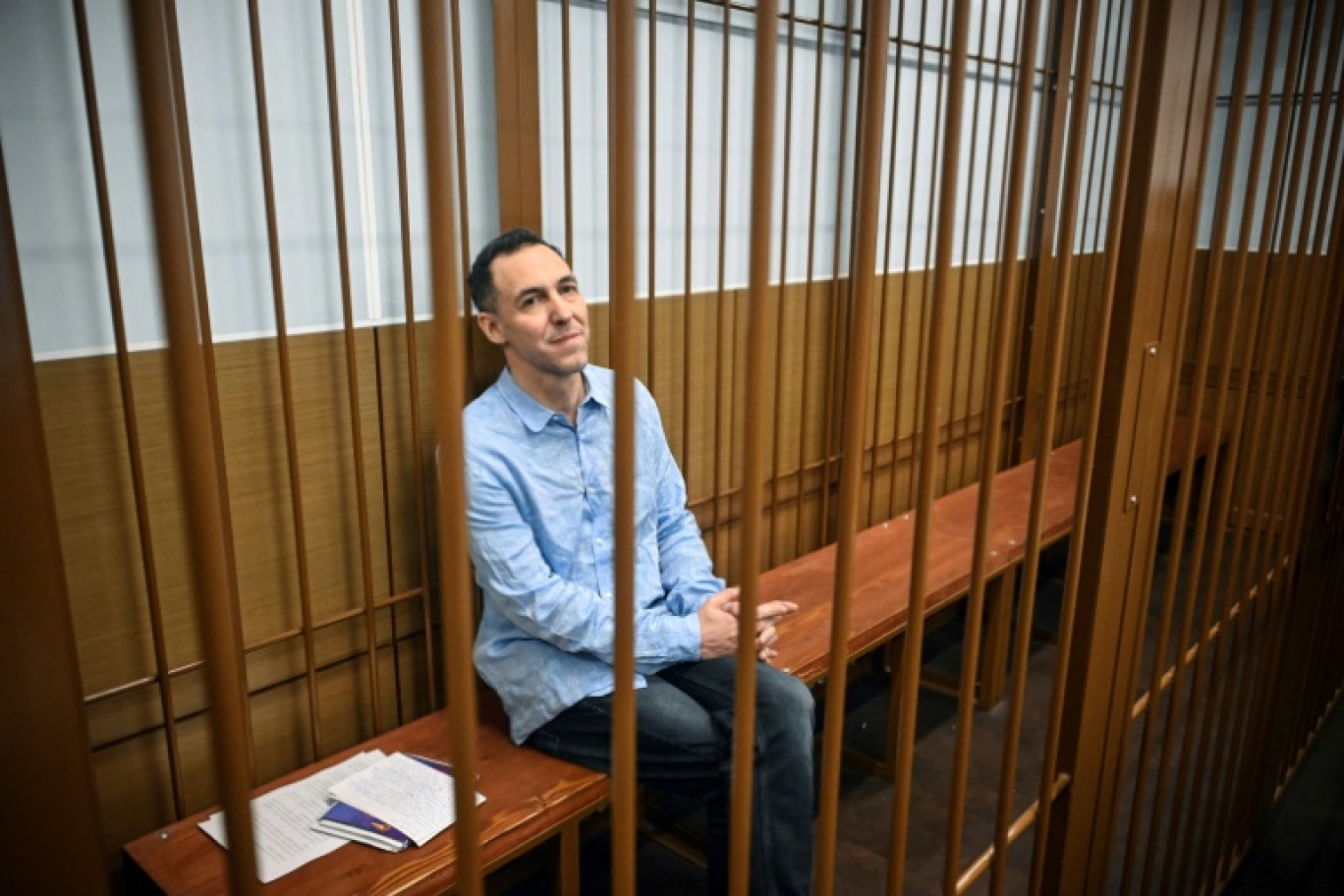 Laurent Vinatier, un chercheur français accusé d'avoir recueilli des informations militaires russes sans s'être enregistré comme "agent étranger", dans la cage des accusés lors d'une audience au tribunal du district de Zamoskvoretsky, à Moscou, le 14 octobre 2024 © Alexander NEMENOV