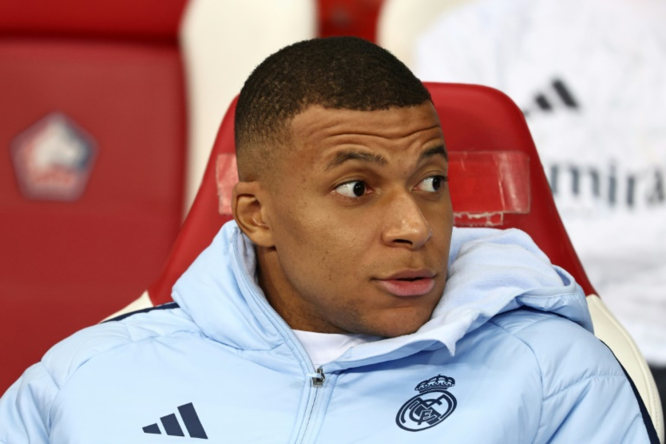 L'attaquant français du Real Madrid Kylian Mbappe regarde le match depuis le banc de touche au stade Pierre Mauroy de Villeneuve-d'Ascq, dans le nord de la France, le 2 octobre 2024 © Sameer AL-DOUMY