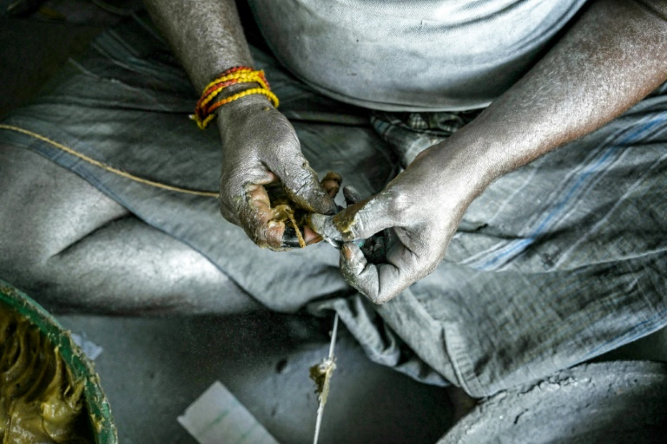 Un homme travaille dans une usine de pétards à la périphérie de Sivakasi, dans l'Etat indien du Tamil Nadu, le 26 septembre 2024 © R. Satish BABU