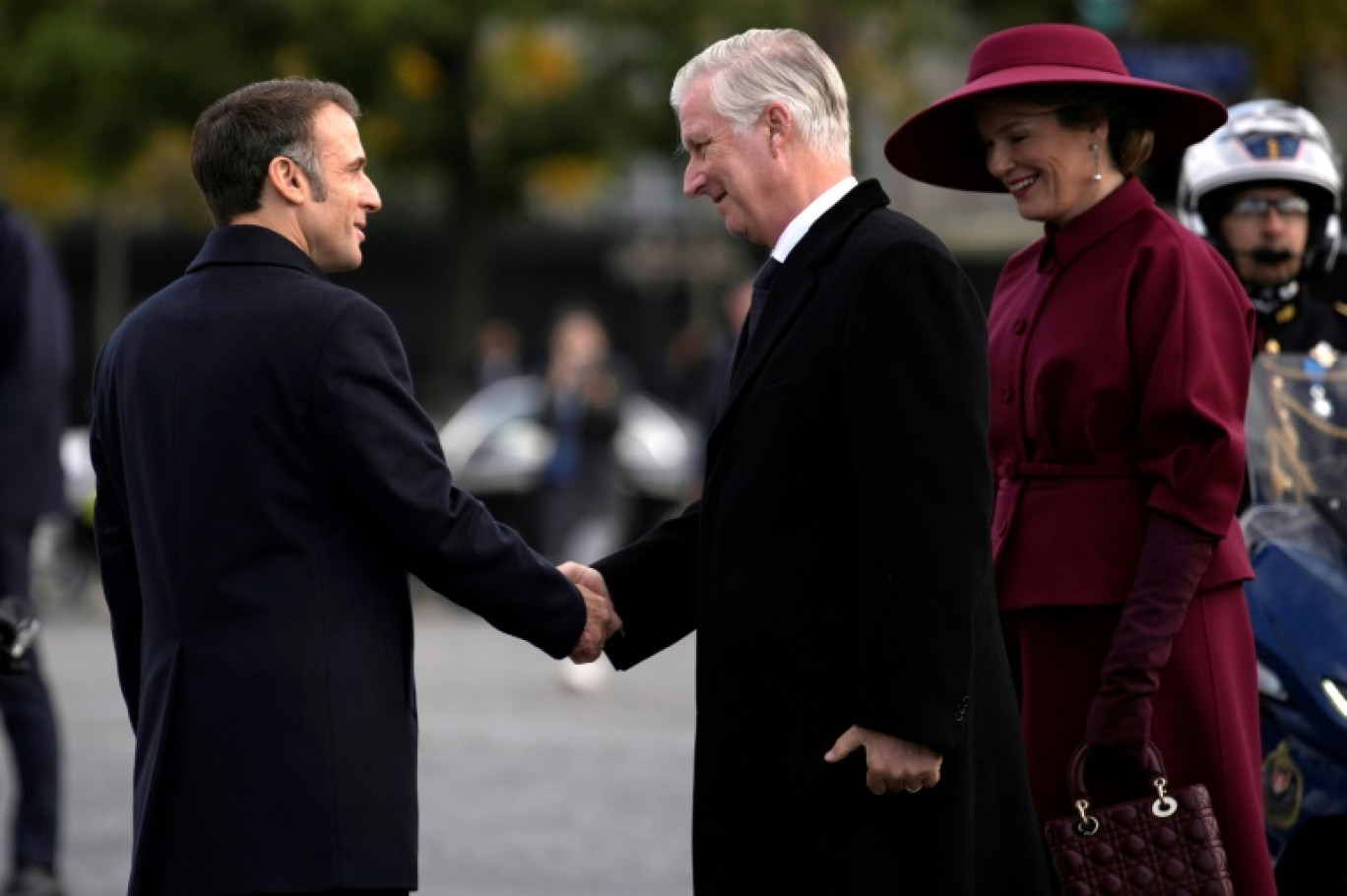 Emmanuel Macron trinque avec la reine Mathilde de Belgique et le roi Philippe de Belgique lors d'un dîner d'État dans le cadre de la visite d'État du couple royal belge en France, au palais de l'Élysée à Paris, le 14 octobre 2024 © Sarah Meyssonnier