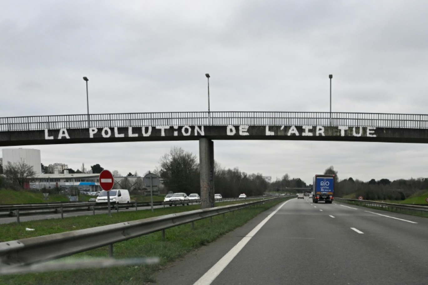 Le message "la pollution tue" est écrit sur un pont enjambant la rocade de Rennes, le 12 janvier 2024 © Damien MEYER