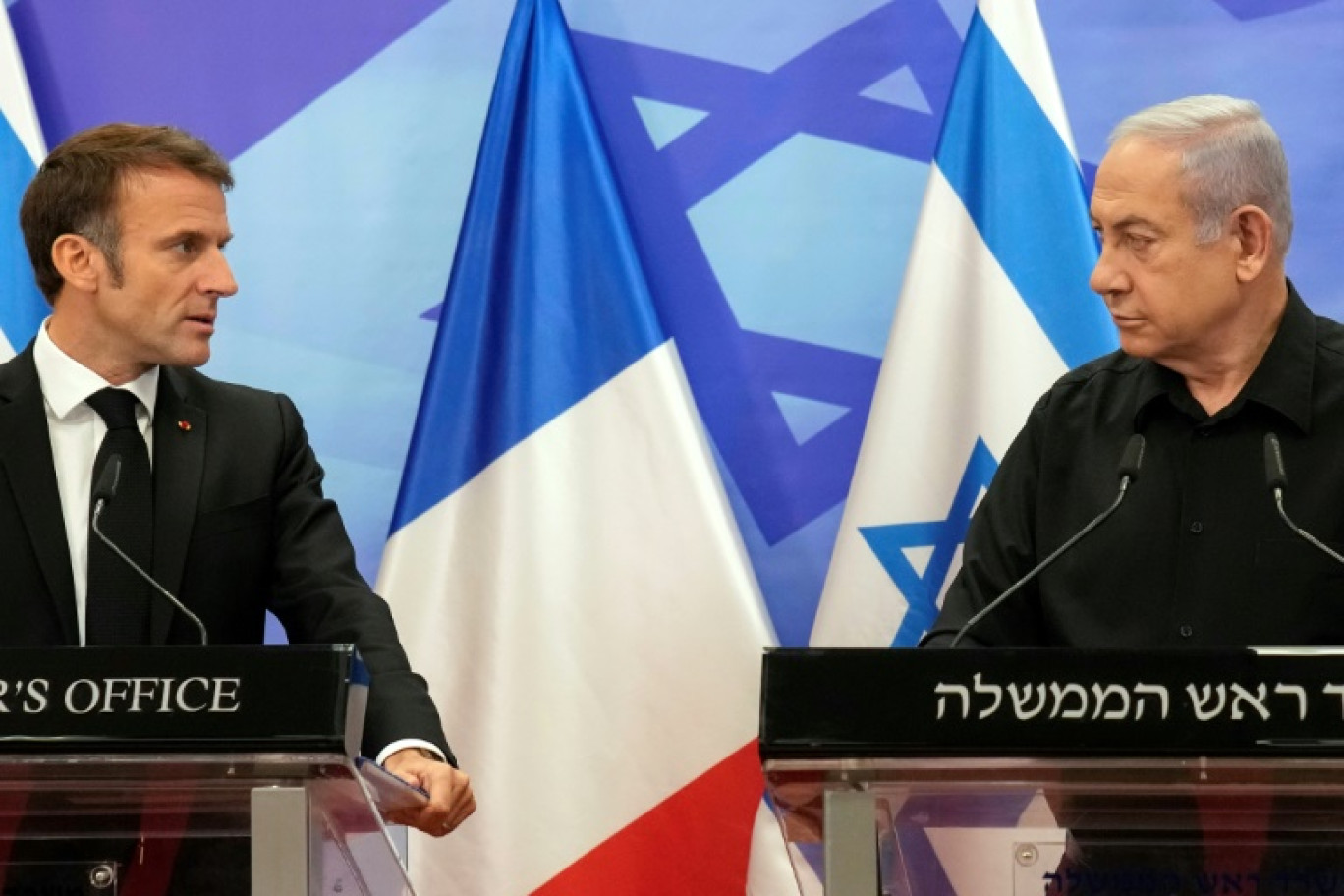 Le président français Emmanuel Macron (à gauche) et le Premier ministre israélien Benjamin Netanyahu en conférence de presse le 24 octobre 2023 à Jérusalem © Christophe Ena