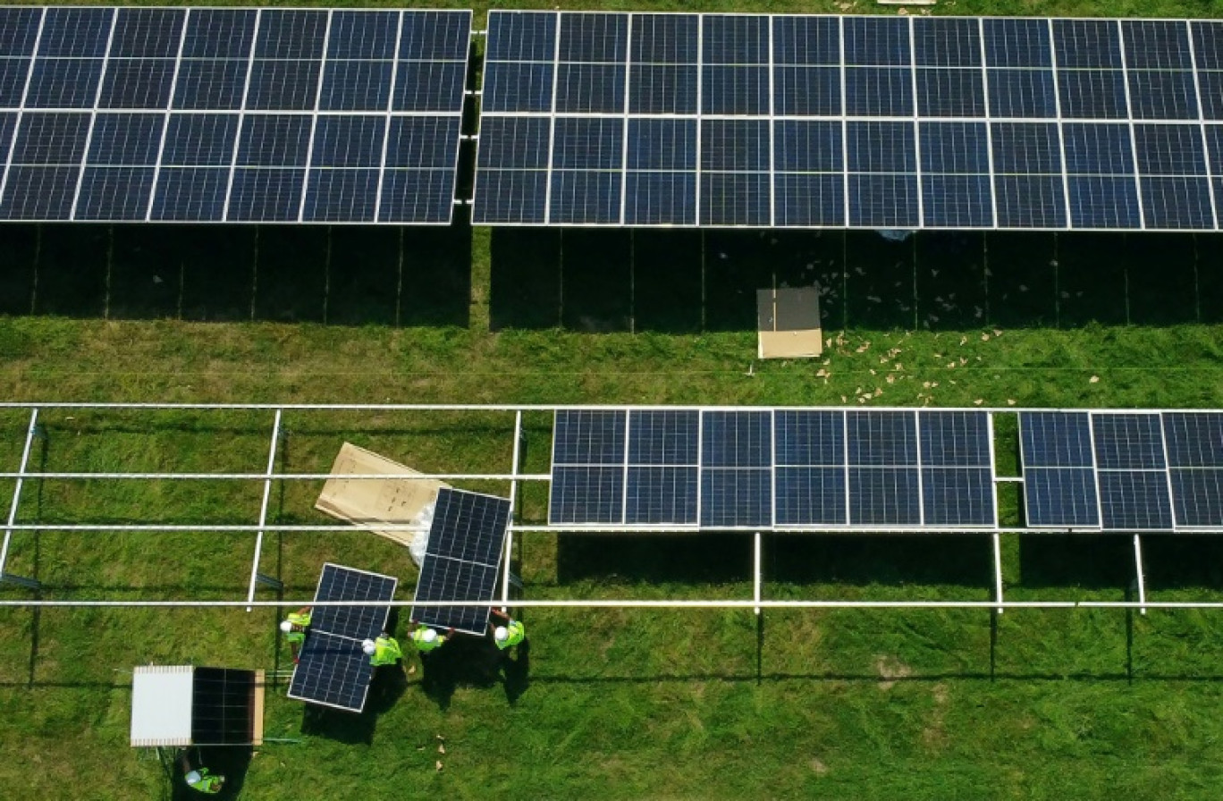 Installation d'une ferme solaire près du village de Tetsworth, à une cinquantaine de kilomètres à l'ouest de Londres, le 1er août 2024 © Justin TALLIS