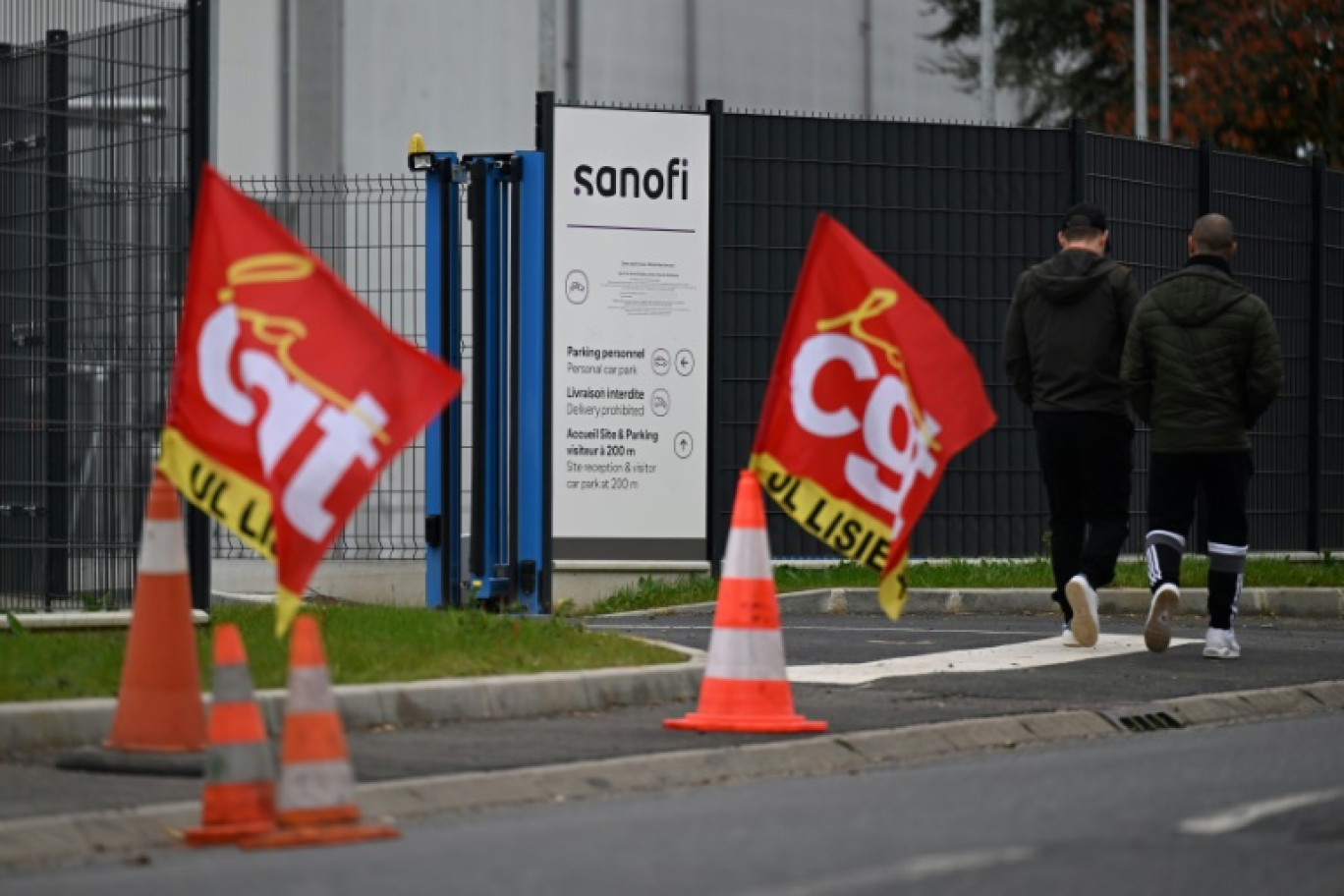 Les banderoles de la CGT à l'entrée de l'usine Sanofi de fabrication de Doliprane à Lisieux, le 14 octobre 2024 © LOU BENOIST