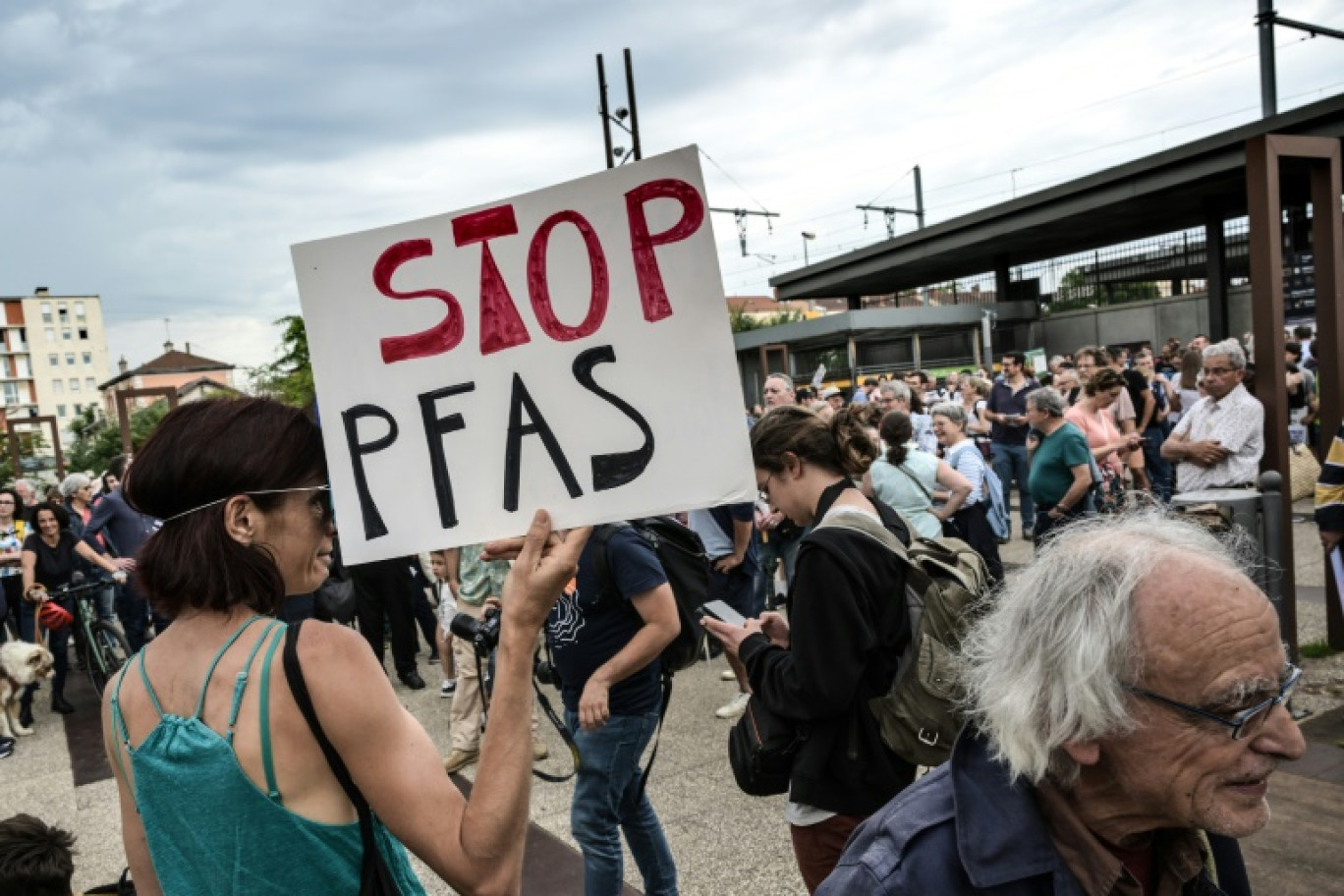 Manifestation contre les polluants éternels, les PFAS, le 26 mai 2024 à Oullins, dans le Rhône © JEAN-PHILIPPE KSIAZEK