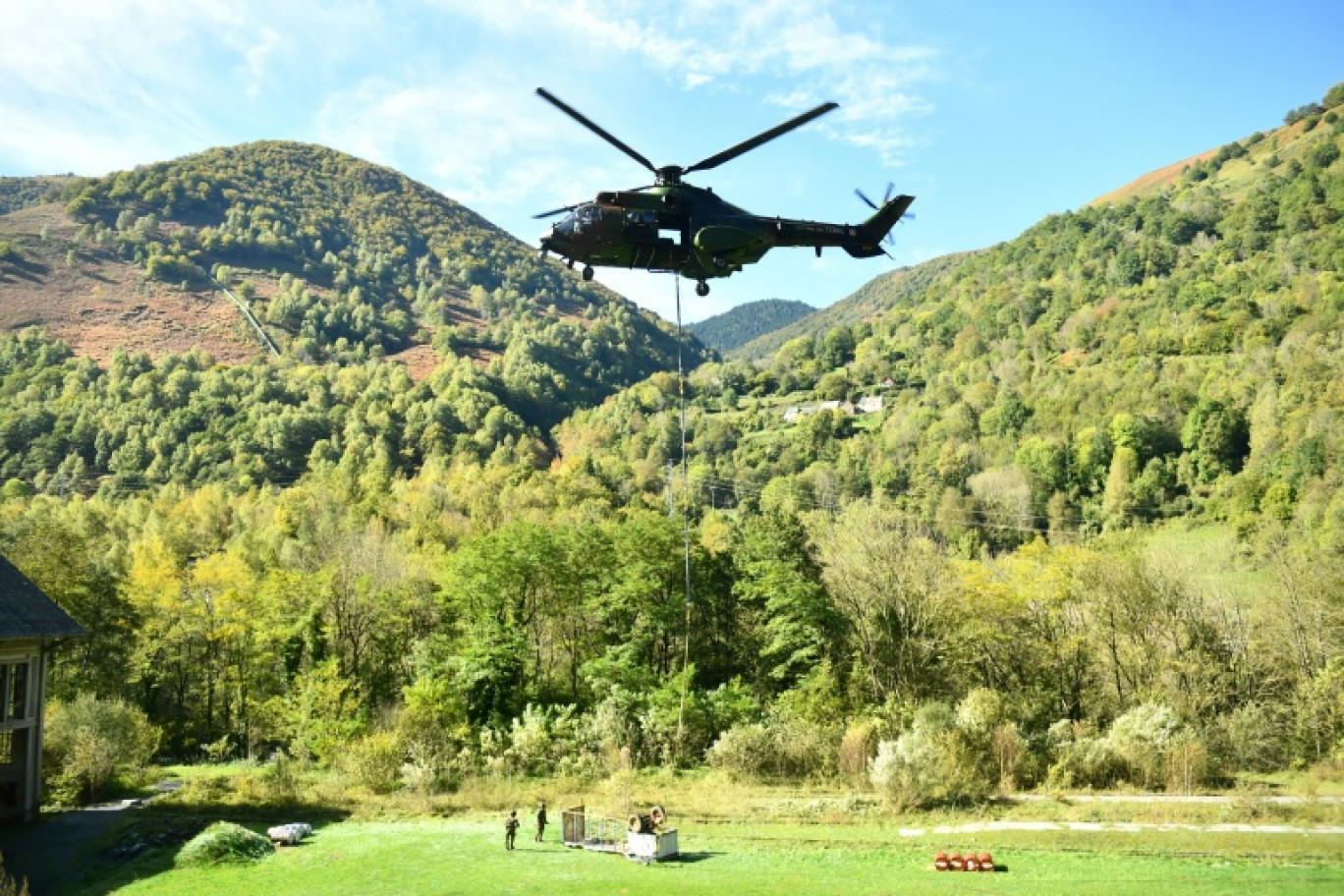 Un hélicoptère Cougar de l'armée française transporte une machine à traire les brebis dans le cadre des opérations d'assistance aux habitants de la vallée d'Aspe suite à l'effondrement le 8 septembre 2024 d'une portion de la route nationale 134 vers l'Espagne le 11 octobre 2024 © Gaizka IROZ