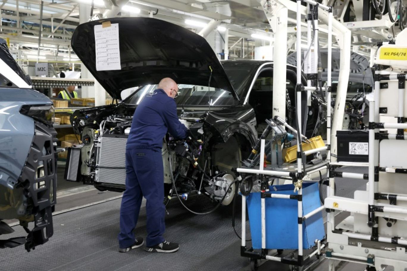 Un employé travaille sur la ligne de production des nouvelles voitures électriques Peugeot e-3008 et e-5008 à l'usine Stellantis de Sochaux, le 3 octobre 2024 dans le Doubs © FREDERICK FLORIN