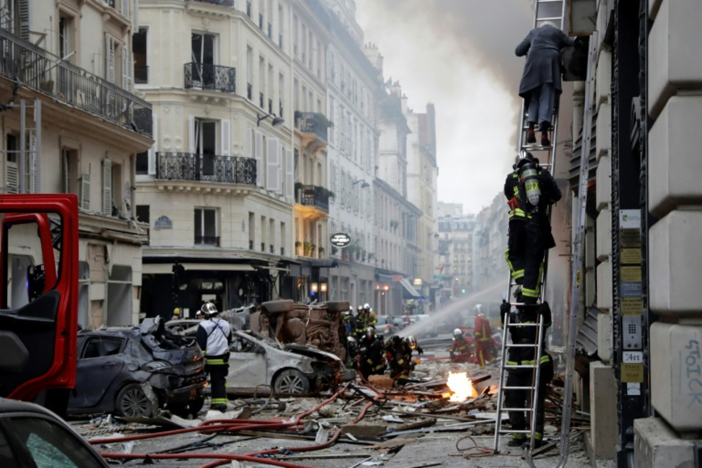 Une femme  secourue par des pompiers après l'explosion dans la rue de Trévise à Paris, le 12 janvier 2019 © Thomas SAMSON