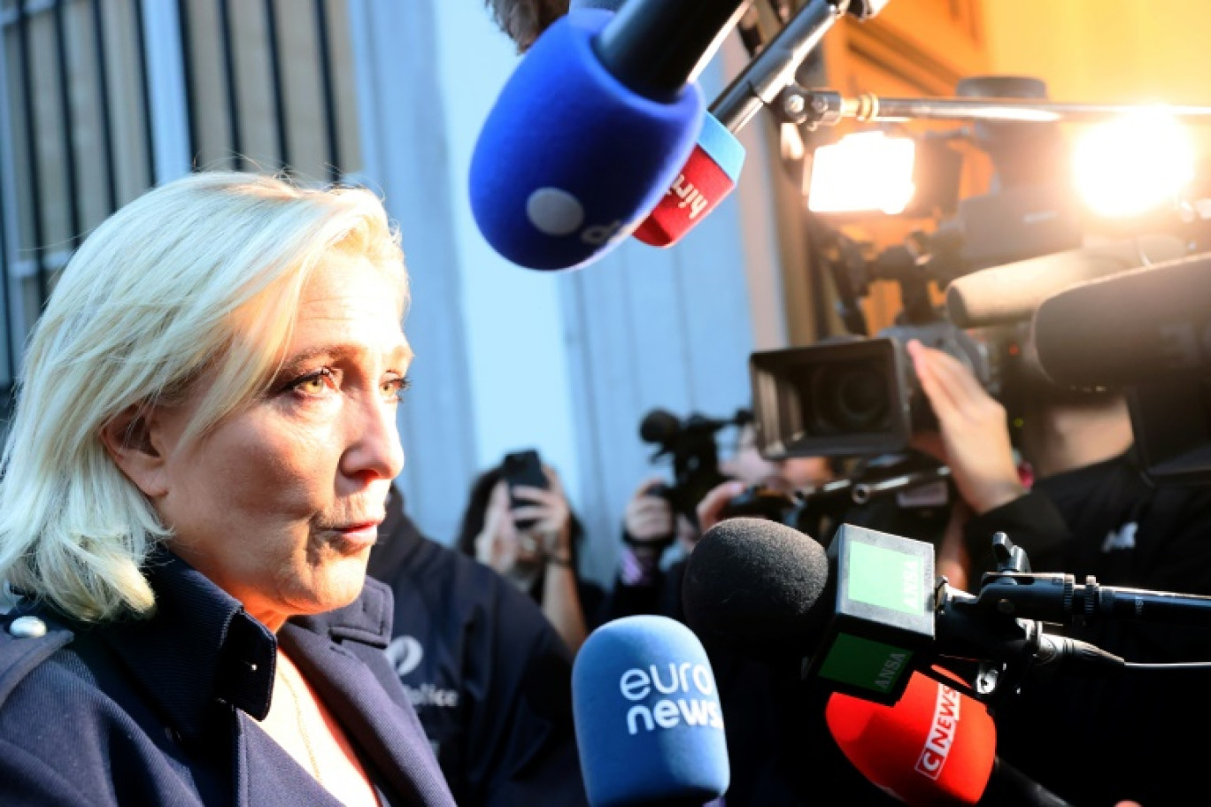 La cheffe de file de l'extrême droite française Marine Le Pen répond aux questions des journalistes à Bruxelles le 17 octobre 2024 © François WALSCHAERTS