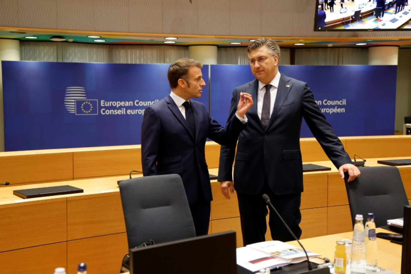 Le président français Emmanuel Macron s'entretient avec le Premier ministre croate Andrej Plenkovic à l'occasion sommet des Vingt-Sept, à Bruxelles, le 17 octobre 2024 © Ludovic MARIN