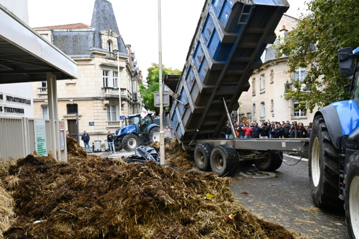 Des agriculteurs manifestent devant le siège du conseil départemental à Nancy, le 9 octobre 2024 © Jean-Christophe VERHAEGEN