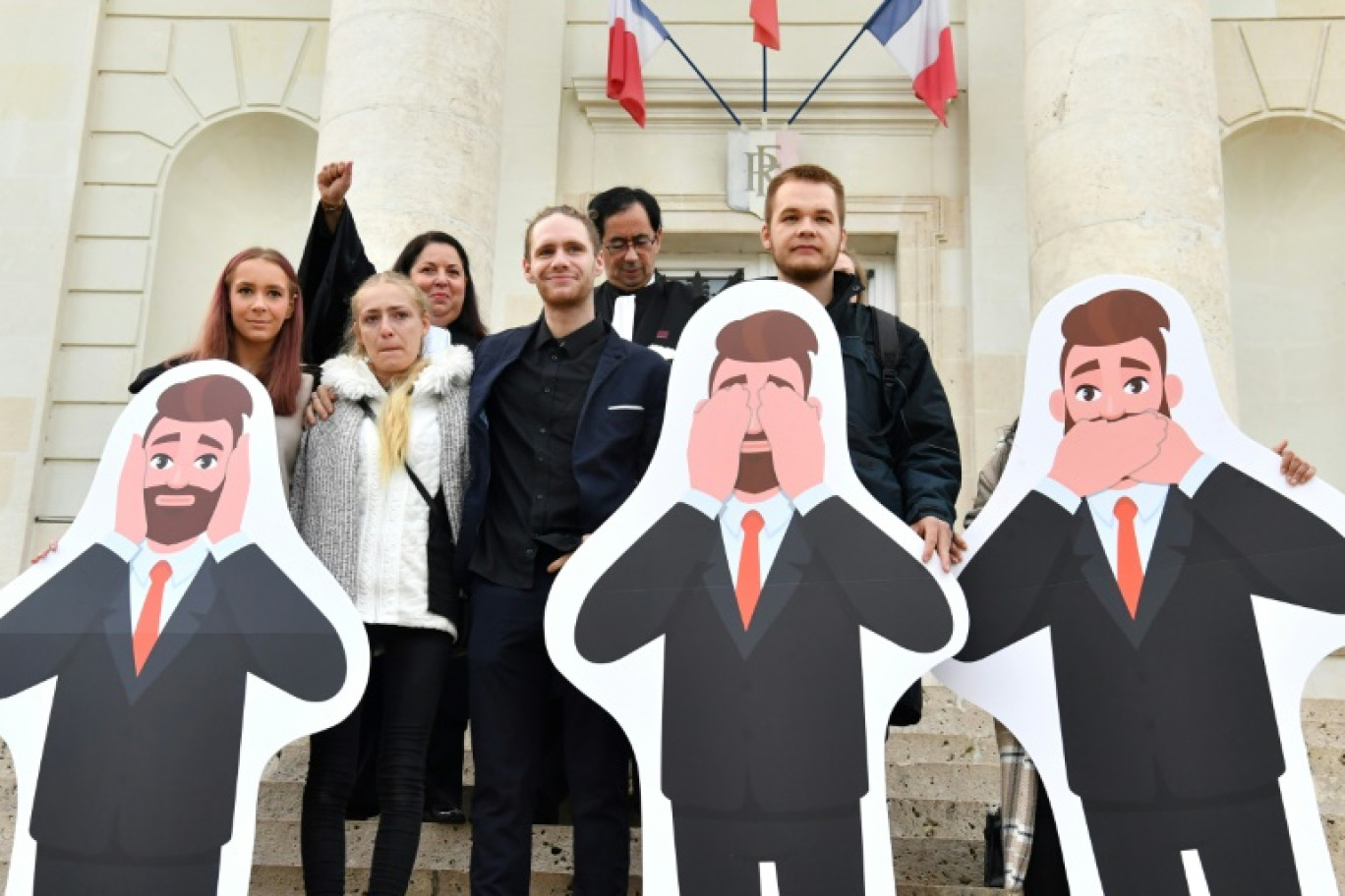 Des avocats et des enfants placés posent devant le palais de Justice avant l'ouverture du procès à Châteauroux, dans le centre de la France, le 14 octobre 2024 © JEAN-FRANCOIS MONIER