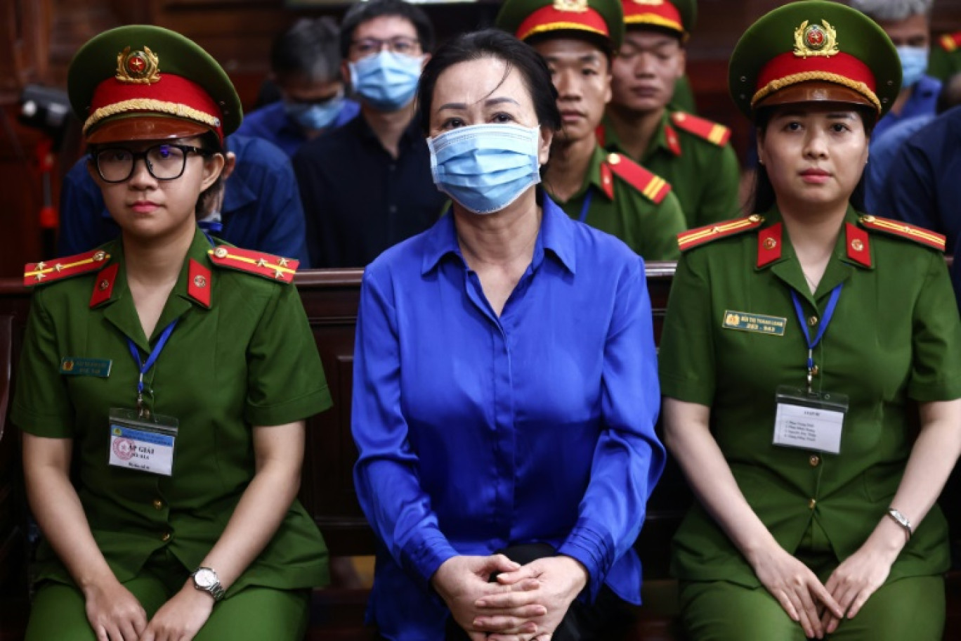 La dirigeante d'un conglomérat vietnamien de l'immobilier, Truong My Lan (au centre), à un tribunal de Ho Chi Minh-Ville pour écouter le verdict d'un deuxième procès la visant, pour blanchiment d'argent, le 17 octobre 2024 © STR