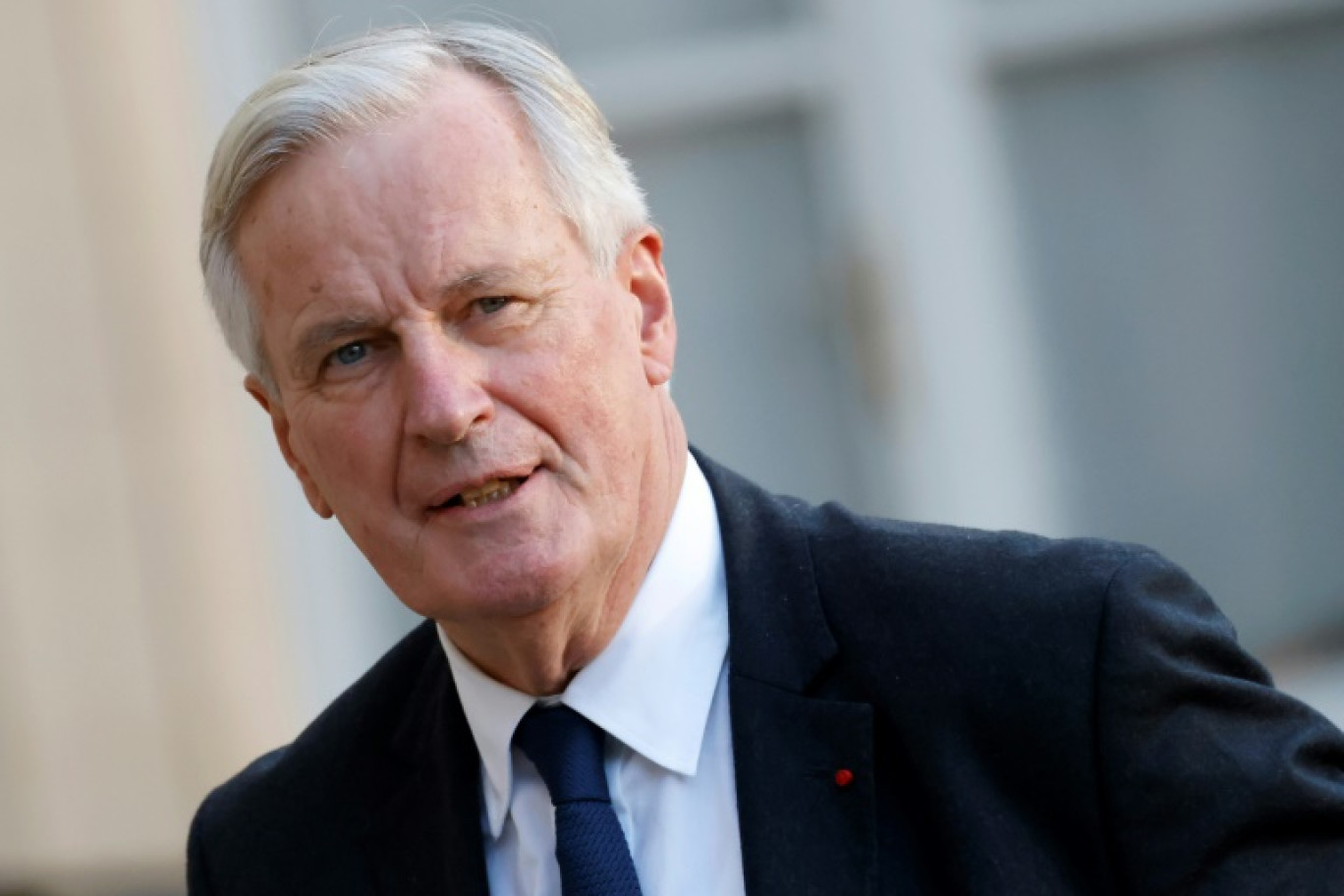 Le Premier ministre français Michel Barnier (c) arrive à la frontière  franco-italienne pour une visite consacrée à l'immigration, le 18 octobre 2024 à Grimaldi © Valery HACHE