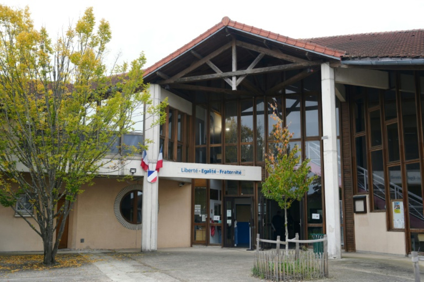 Le collège Bois d'Aulne, bientôt rebaptisé Samuel Paty, en hommage au professeur assassiné, à Conflans-Sainte-Honorine, dans les Yvelines, le 14 octobre 2024 © Dimitar DILKOFF