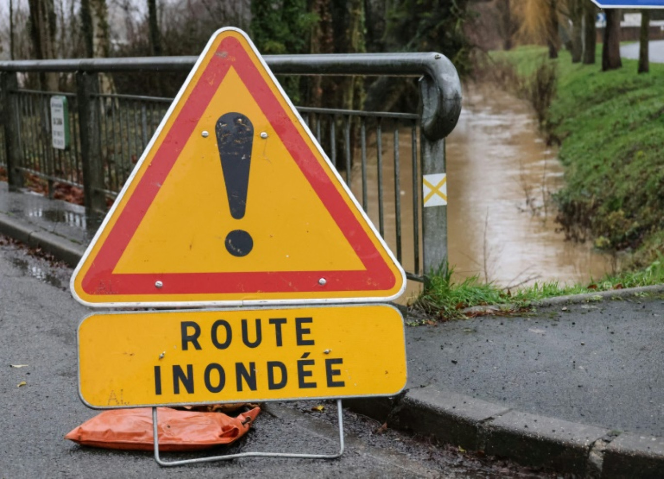 Le centre-ville d'Annonay en Ardèche est inondé et les écoles et crèches ont été évacuées jeudi matin à la suite de fortes précipitations qui touchent ce département placé en vigilance rouge pluies-inondations © DENIS CHARLET