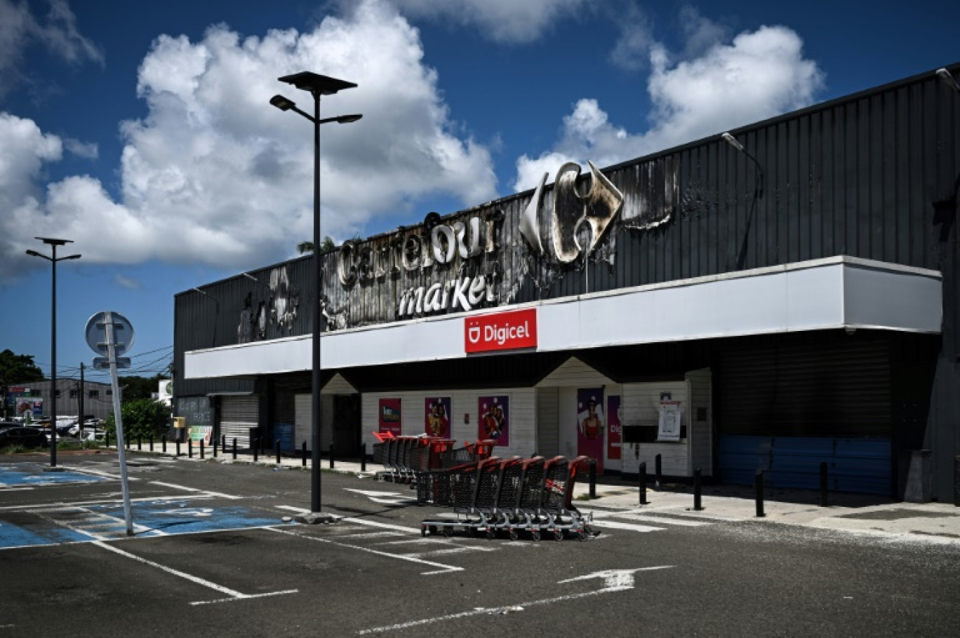 Un magasin Carrefour Market incendié en Martinique, le 17 octobre 2024 © Philippe LOPEZ