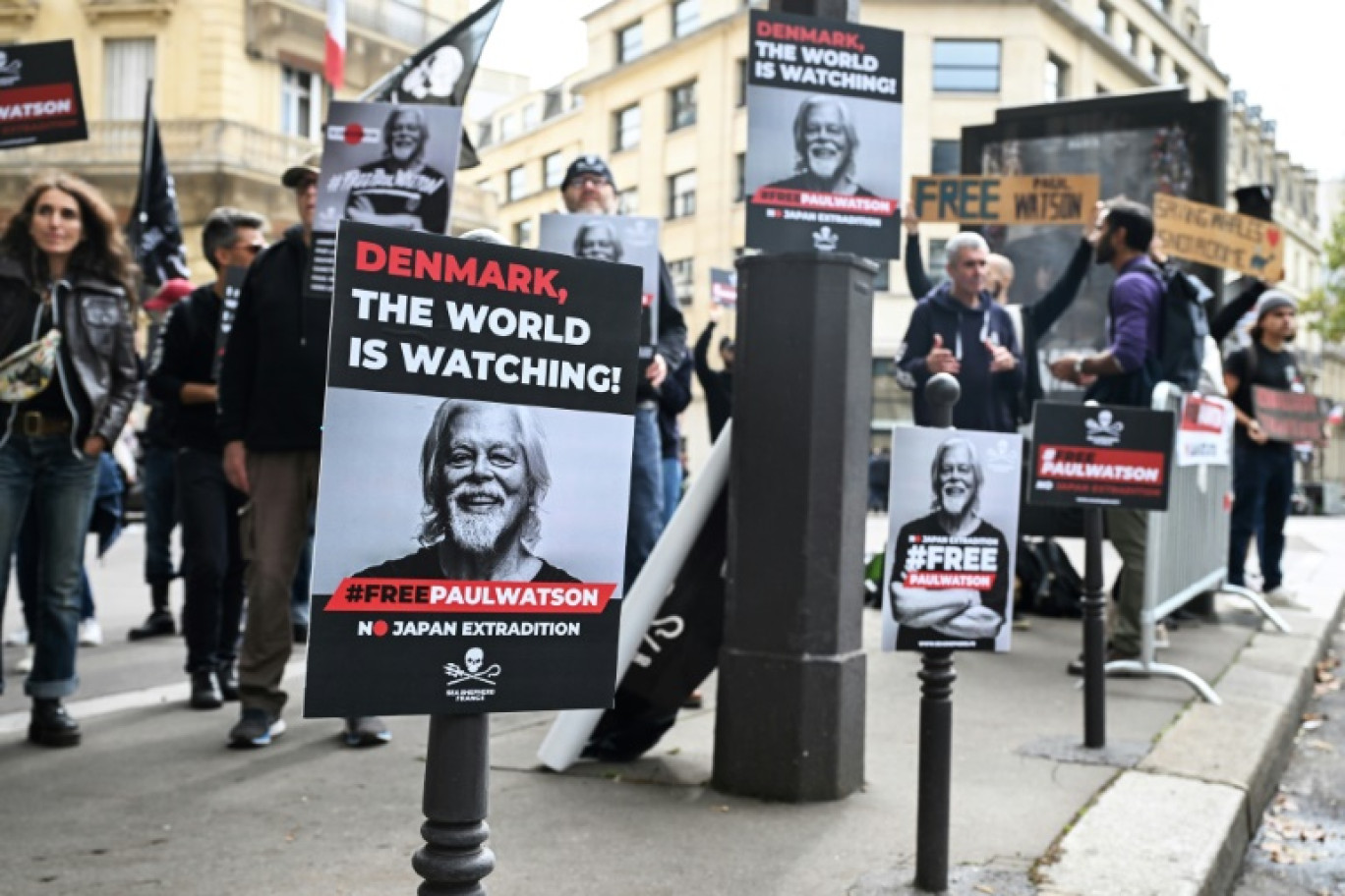 Manifestation de soutien au fondateur américano-canadien de l'ONG Sea Shepherd Paul Watson, près de l'ambassade du Danemark à Paris le 23 septembre 2024 © Martin LELIEVRE