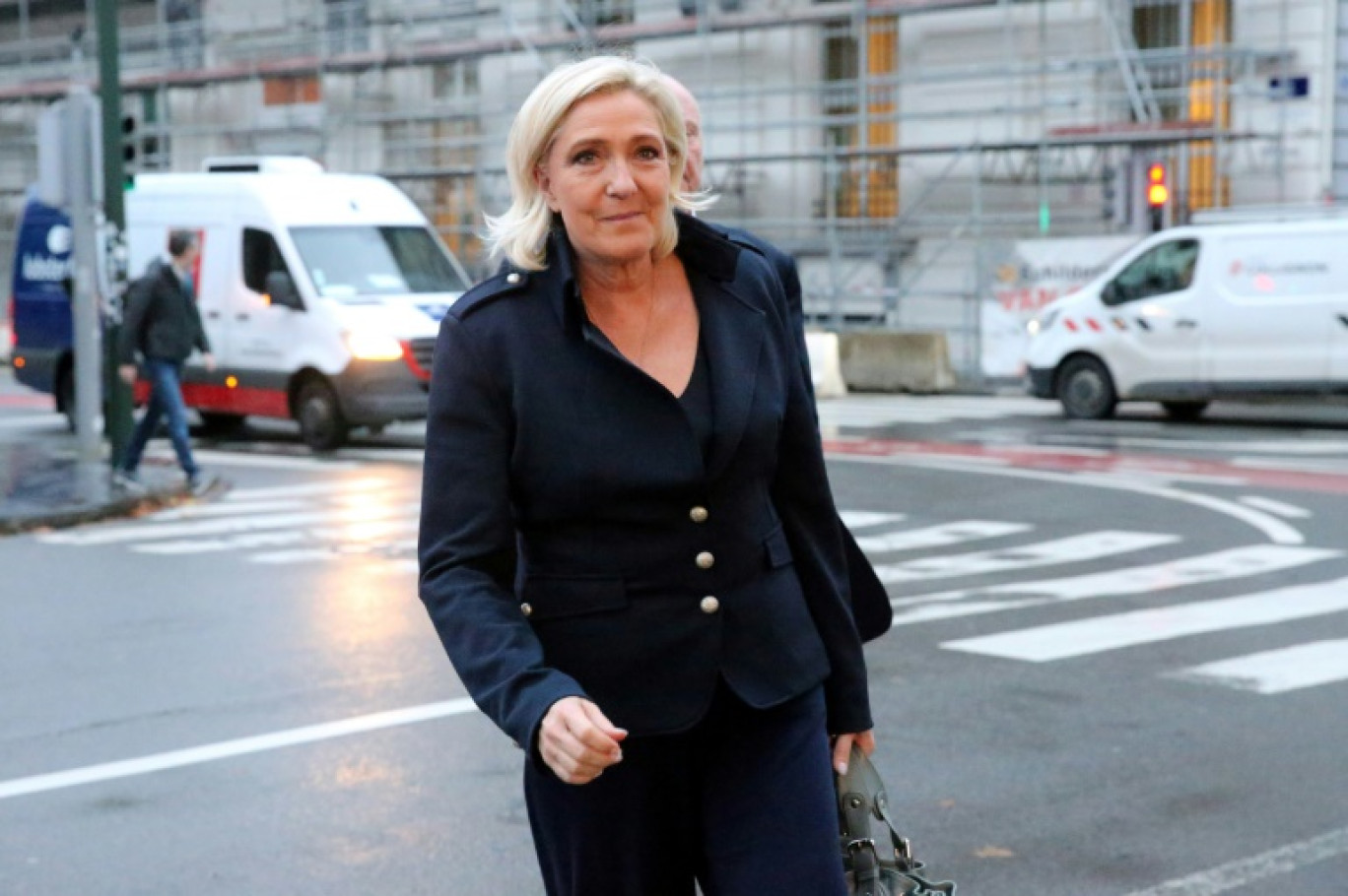 La cheffe de file des députés du Rassemblement national Marine Le Pen arrive pour assister à une réunion du groupe d'extrême droite "Patriotes pour l'Europe" au Parlement européen, à Bruxelles, le 17 octobre 2024 © François WALSCHAERTS