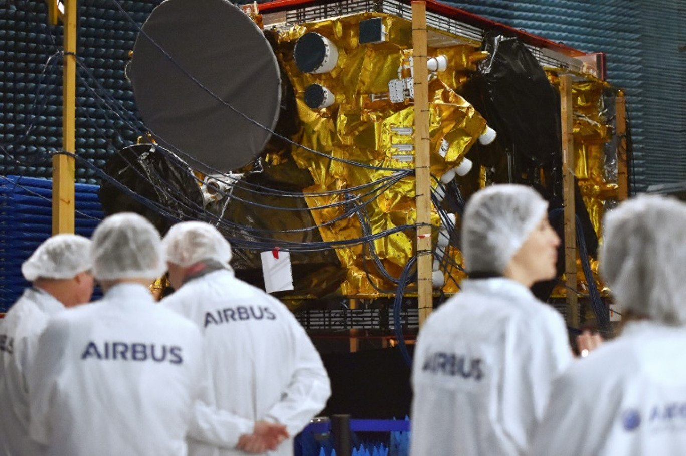 Dans la "salle blanche" d'Airbus où on assemble des satellites à Toulouse, dans le sud-ouest de la France, le 27 novembre 2023 © REMY GABALDA