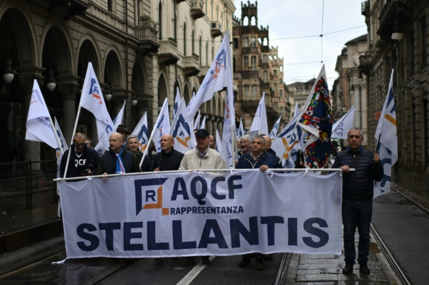 Des salariés du secteur automobile en grève manifestent à Rome, le 18 octobre 2024 © Filippo MONTEFORTE