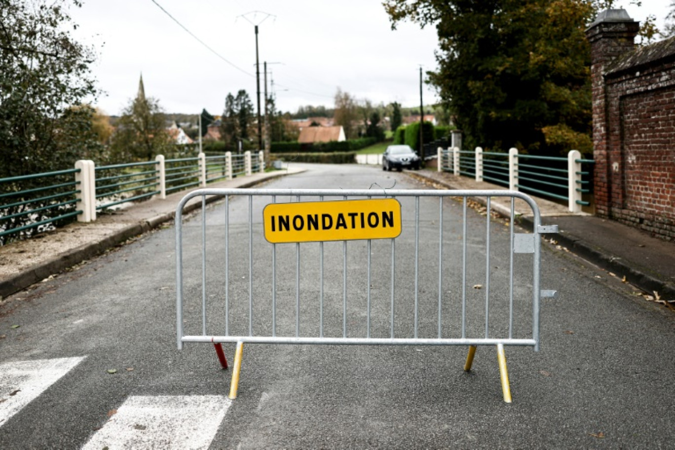 Un habitant traverse une rue inondée d'Annonay, en Ardèche, le 17 octobre 2024 © JEFF PACHOUD