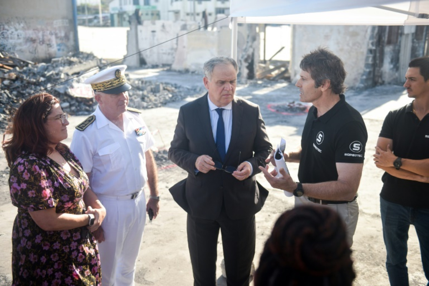 François-Noël Buffet (C) en visite à Nouméa le 17 octobre 2024 © Mathurin DEREL