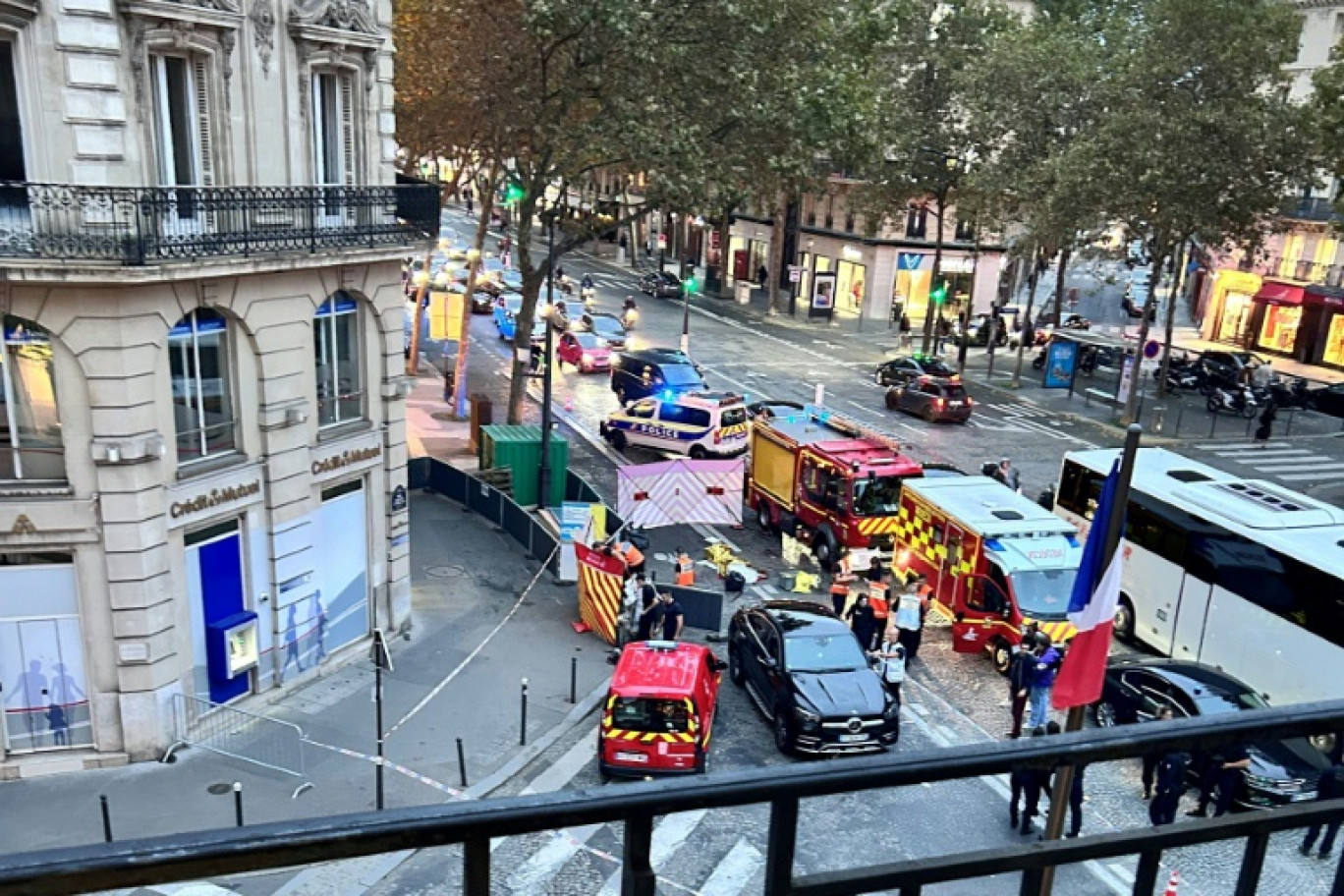 Des équipes de secours sur les lieux où un cycliste est mort écrasé par une voiture après un différend avec son conducteur,  le 15 octobre 2024 à Paris © Veronique Lagarde