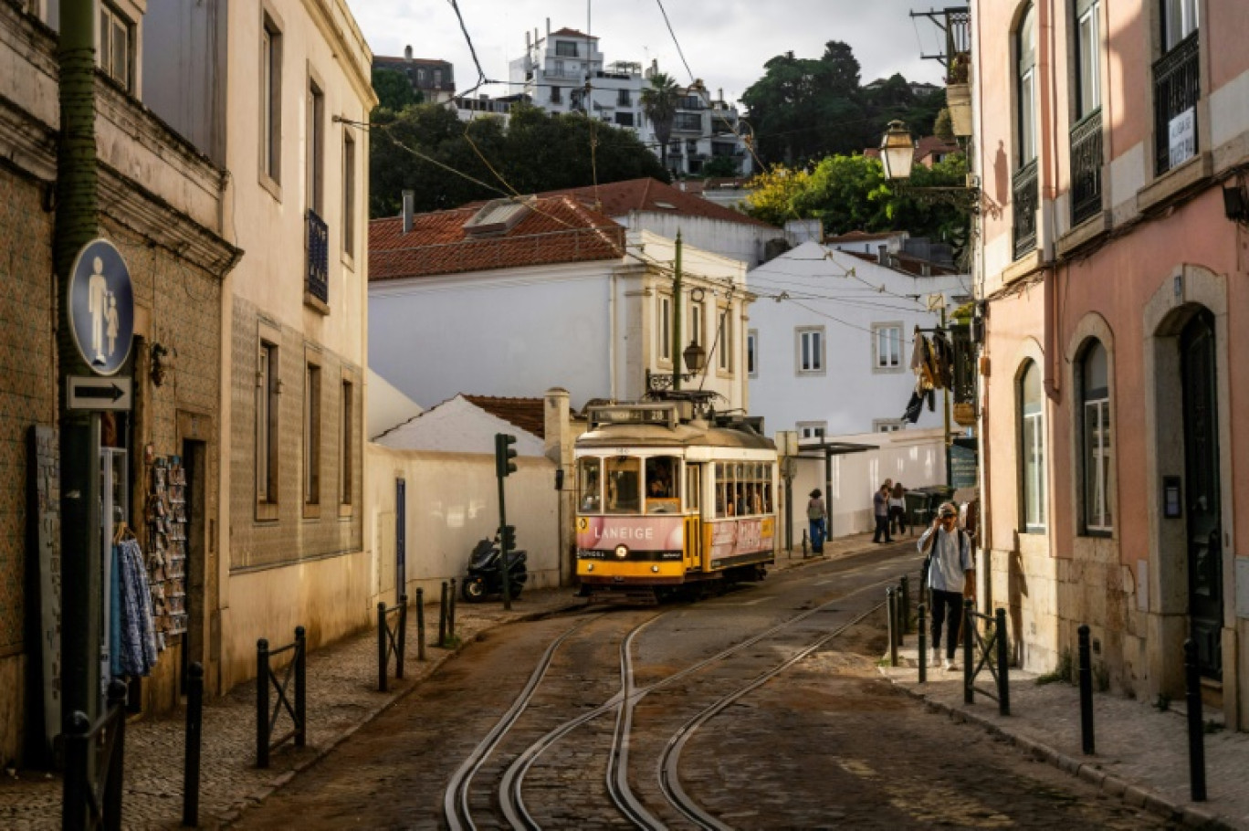 Un tramway dans une rue du quartier d'Alfama à Lisbonne, le 23 octobre 2024 au Portugal © Patricia DE MELO MOREIRA