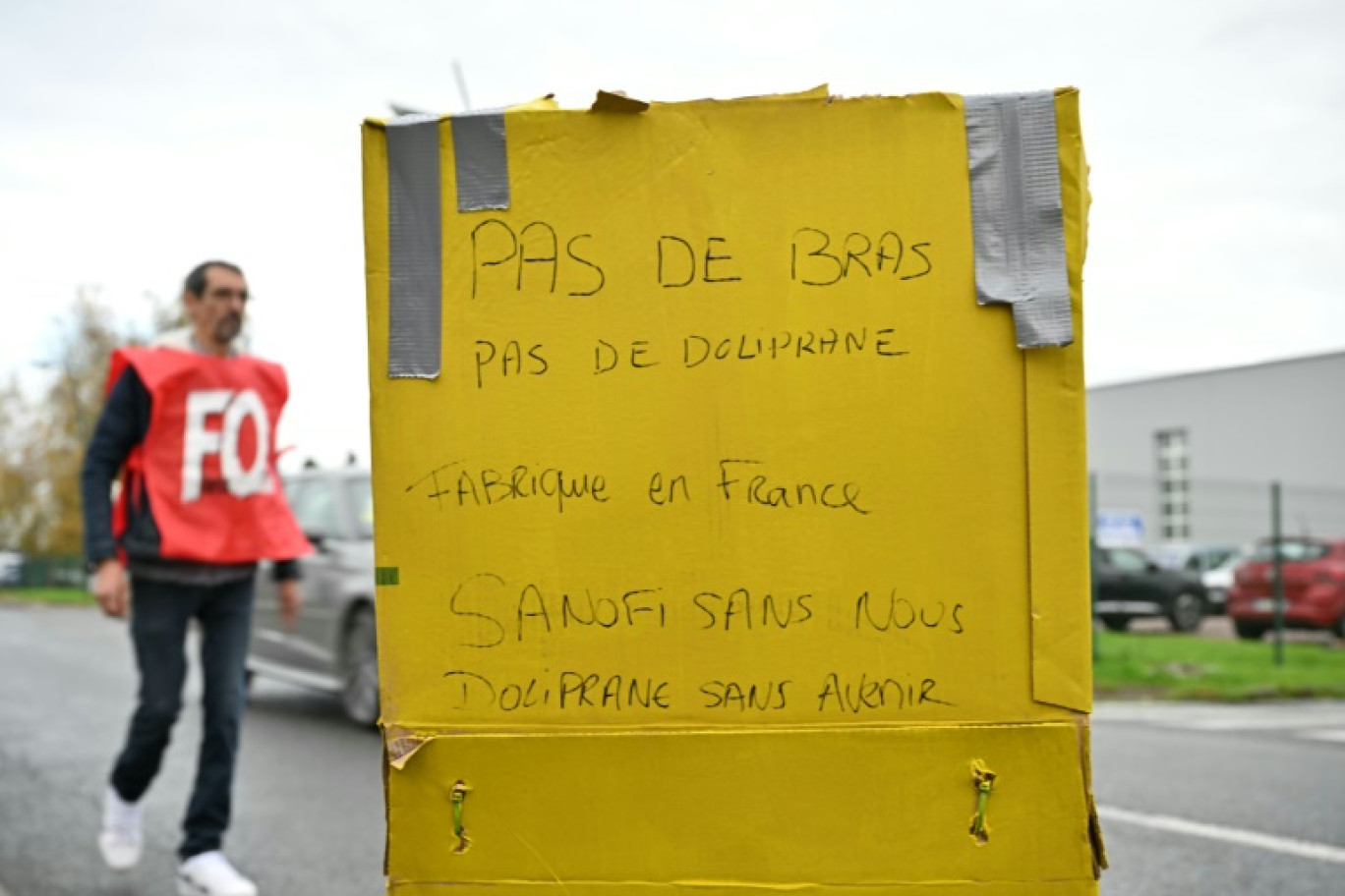 Une pancarte devant l'usine Opella, filiale de Sanofi, pendant une grève des salariés à Lisieux, le 17 octobre 2024 dans le Calvados © LOU BENOIST