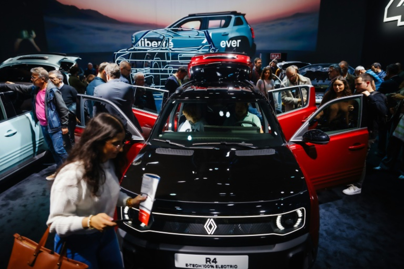 Présentation d'une Renault R4 électrique au salon de l'automobile de Paris Expo, Porte de Versailles à Paris, le 15 octobre 2024 © Dimitar DILKOFF