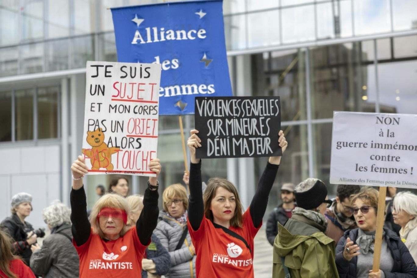 Des manifestantes lors d'un rassemblement organisé par le collectif féministe "Osez le féminisme" en soutien aux victimes de violences sexuelles, le 19 octobre 2024 à Paris © Grégoire CAMPIONE