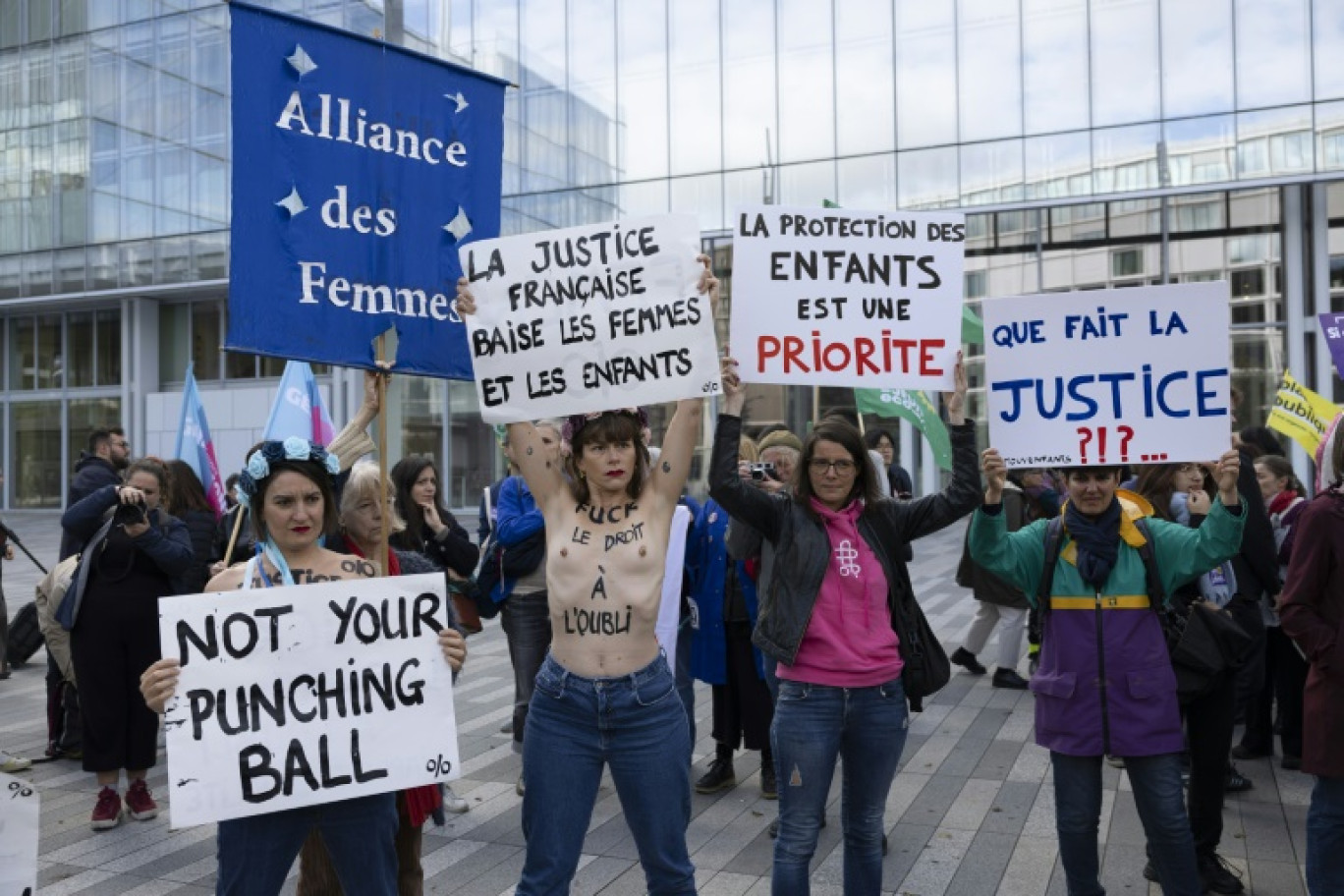 Manifestation contre les violences sexuelles devant le Palais de Justice à Paris, le 19 octobre 2024 © Grégoire CAMPIONE