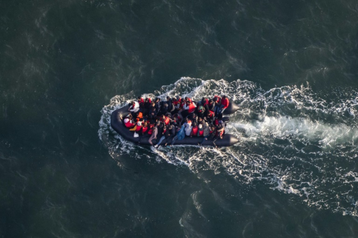 Le 24 novembre 2021, 27 migrants ont péri dans la Manche. La cour d'appel de Paris a estimé que les faits imputés aux passeurs étaient "indissociables" de ceux qui étaient reprochés aux militaires, accusés de ne pas avoir porté secours © Sameer Al-DOUMY