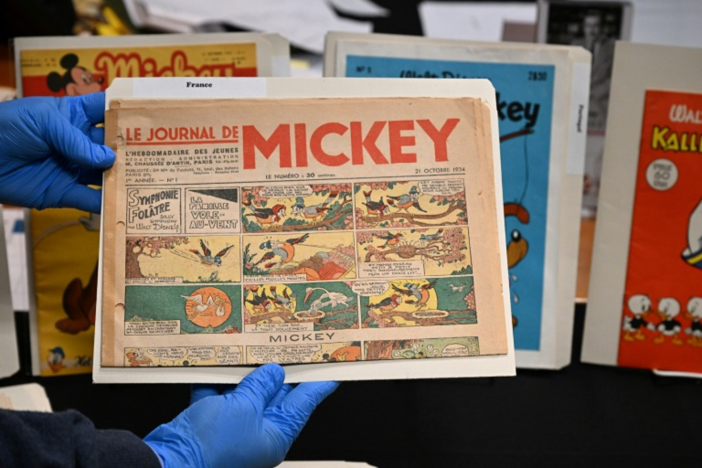 Un exemplaire du Journal de Mickey, publié en 1934, lors d'une visite des Archives Walt Disney, le 20 juin 2023 à Burbank, en Californie © Robyn Beck