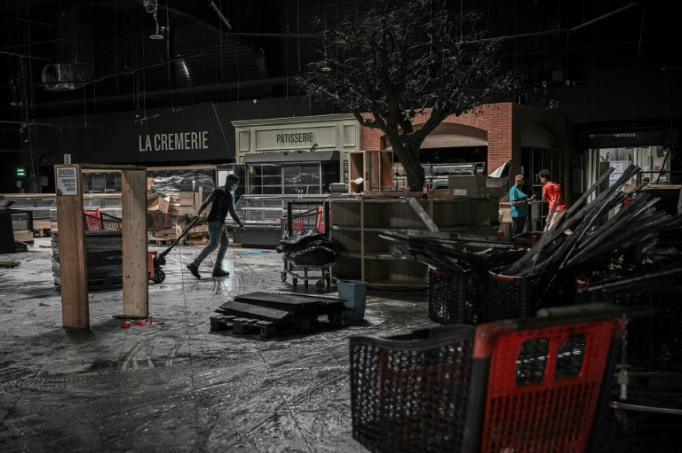 Un magasin récemment incendié lors des violences urbaines le 17 octobre 2024 au François, près de Fort-de-France © Philippe LOPEZ