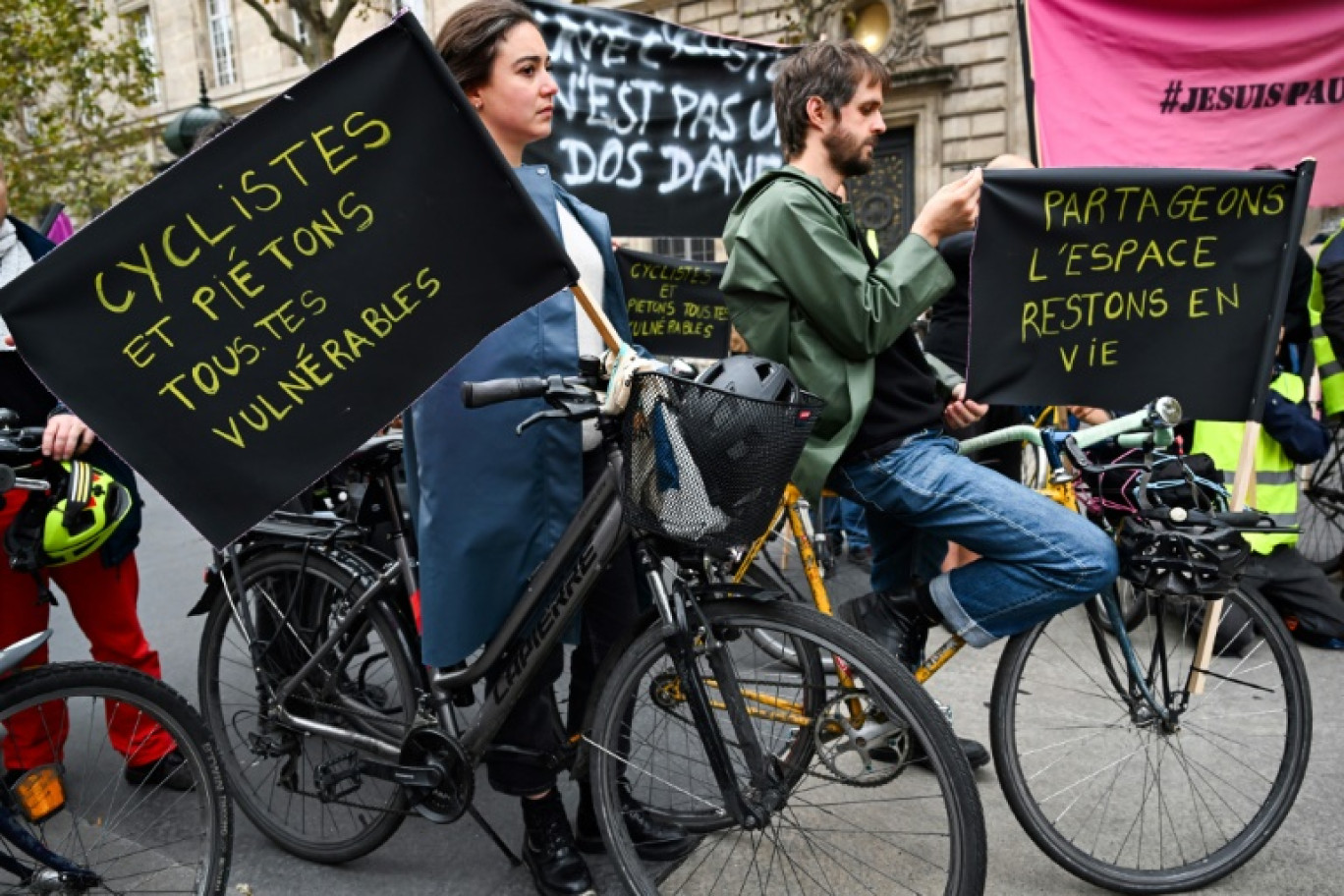 Rassemblement place de La République à Paris, le 19 octobre 2024, pour rendre hommage à Paul, un cycliste de 27 ans mort après avoir été renversé par une voiture au cours de la semaine © Bertrand GUAY