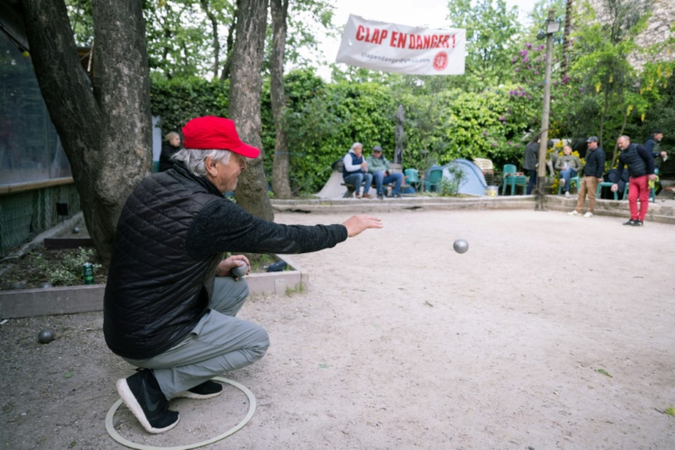 Un joueur de pétanque sur le boulodrome du CLAP à Montmartre dans le nord de Paris le 21 avril 2024 © MIGUEL MEDINA